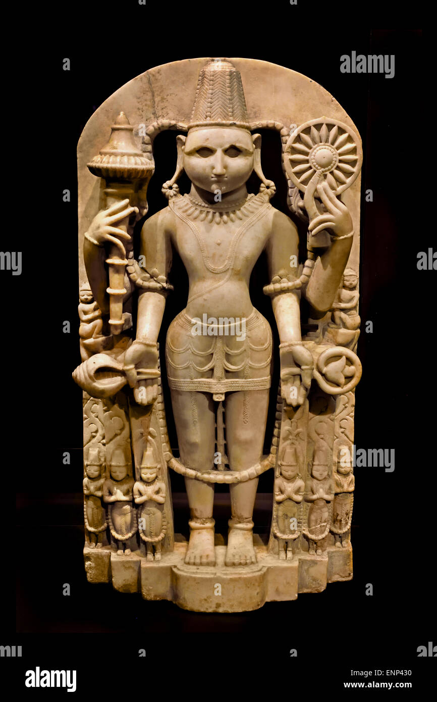 Vishnu stele (nelle sue mani il discus throw, conch, il macis e la Lotus. Sul suo capo egli porta il tipico per lui torre conica 15-17 secolo West India indiano Foto Stock