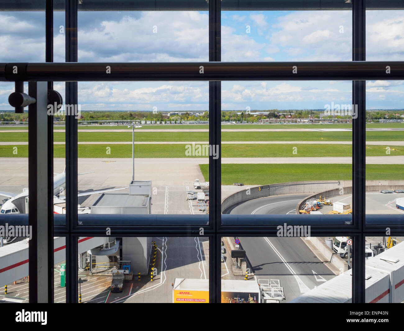 Una vista della pista di atterraggio all' Aeroporto di Heathrow dal terminale 5 lounge, Londra. Foto Stock