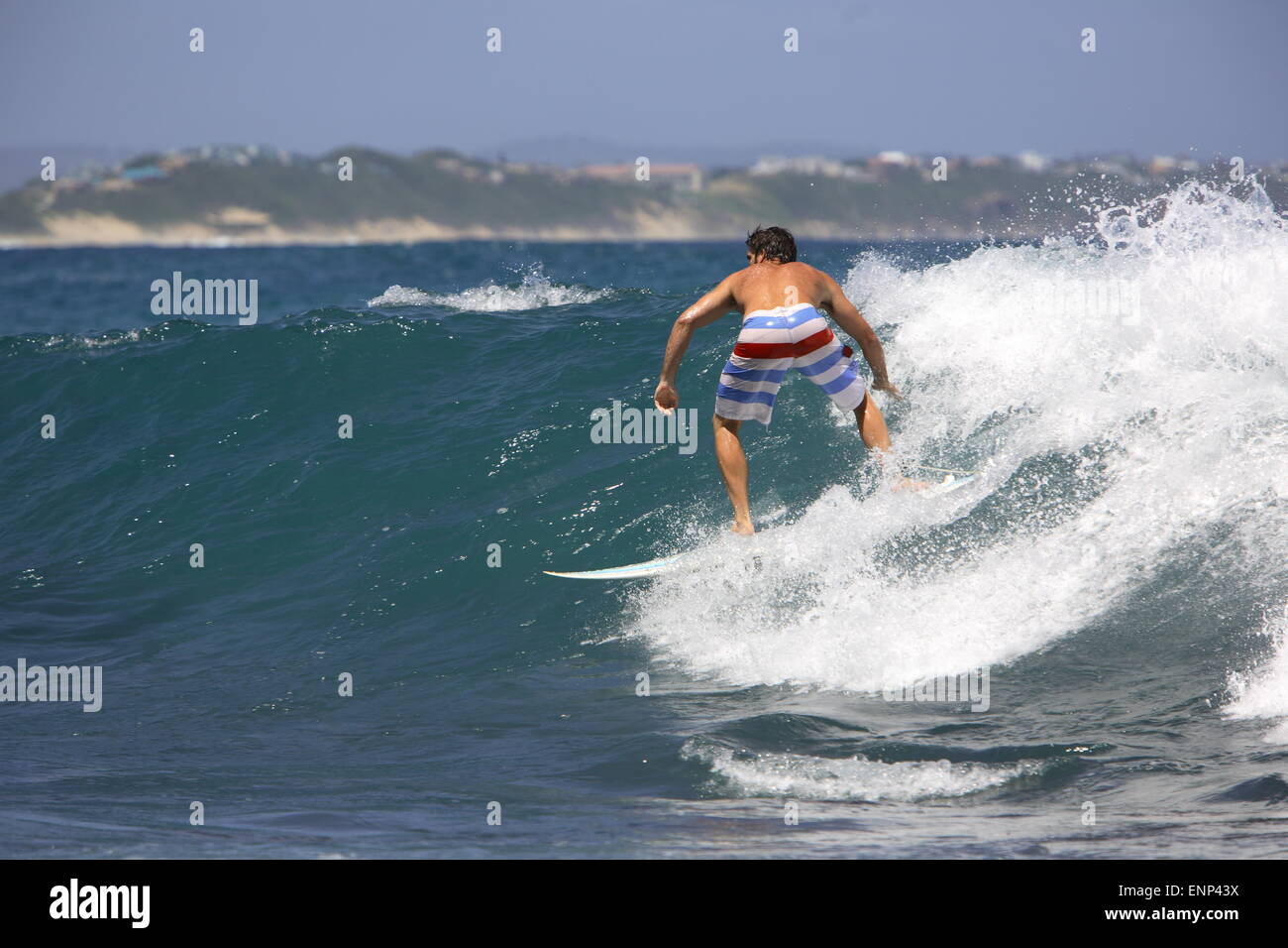 In cerca di adrenalina surfer surf nell'oceano Foto Stock