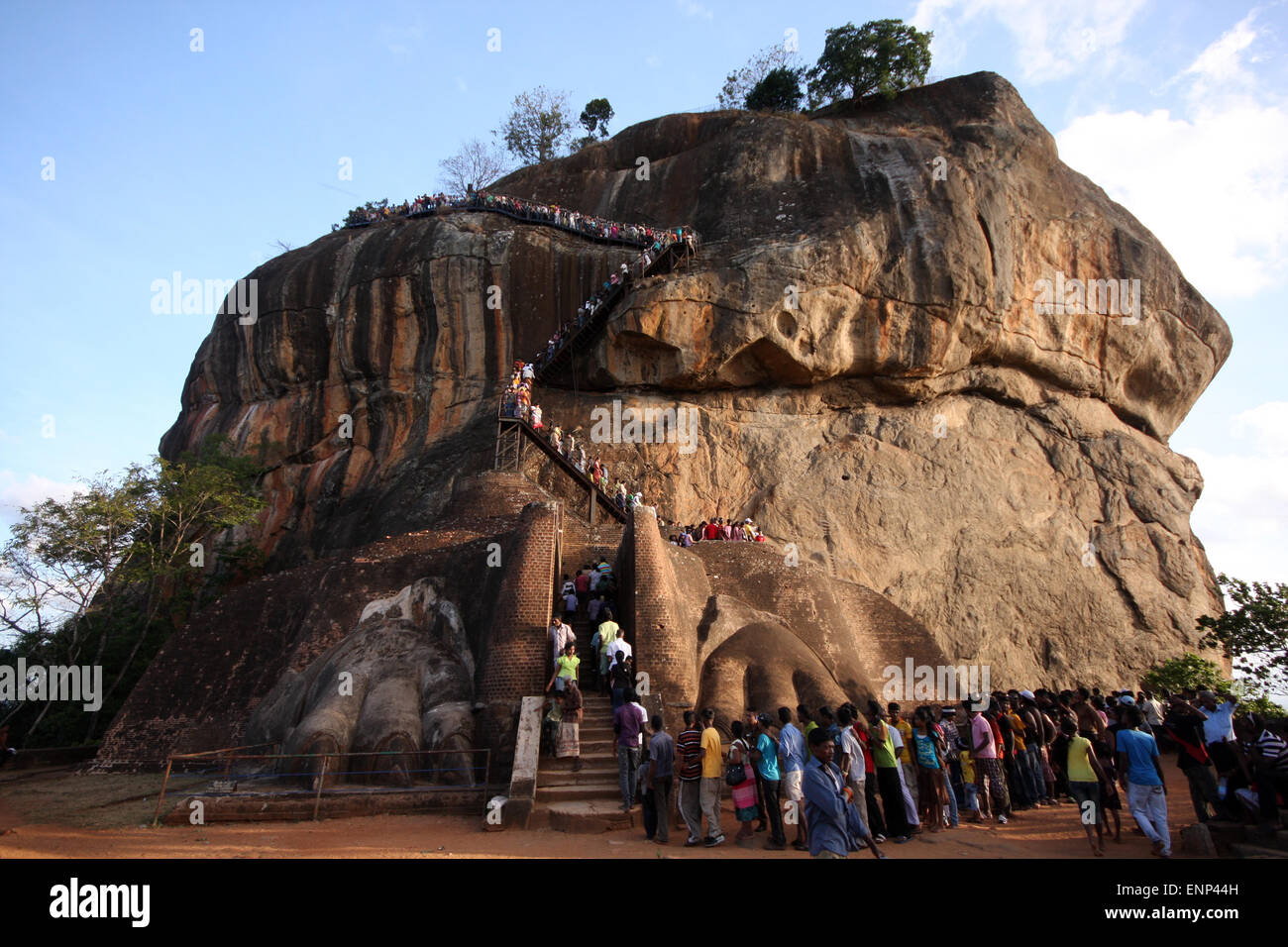 Sigirya rock, Sri Lanka, con molti turisti Foto Stock