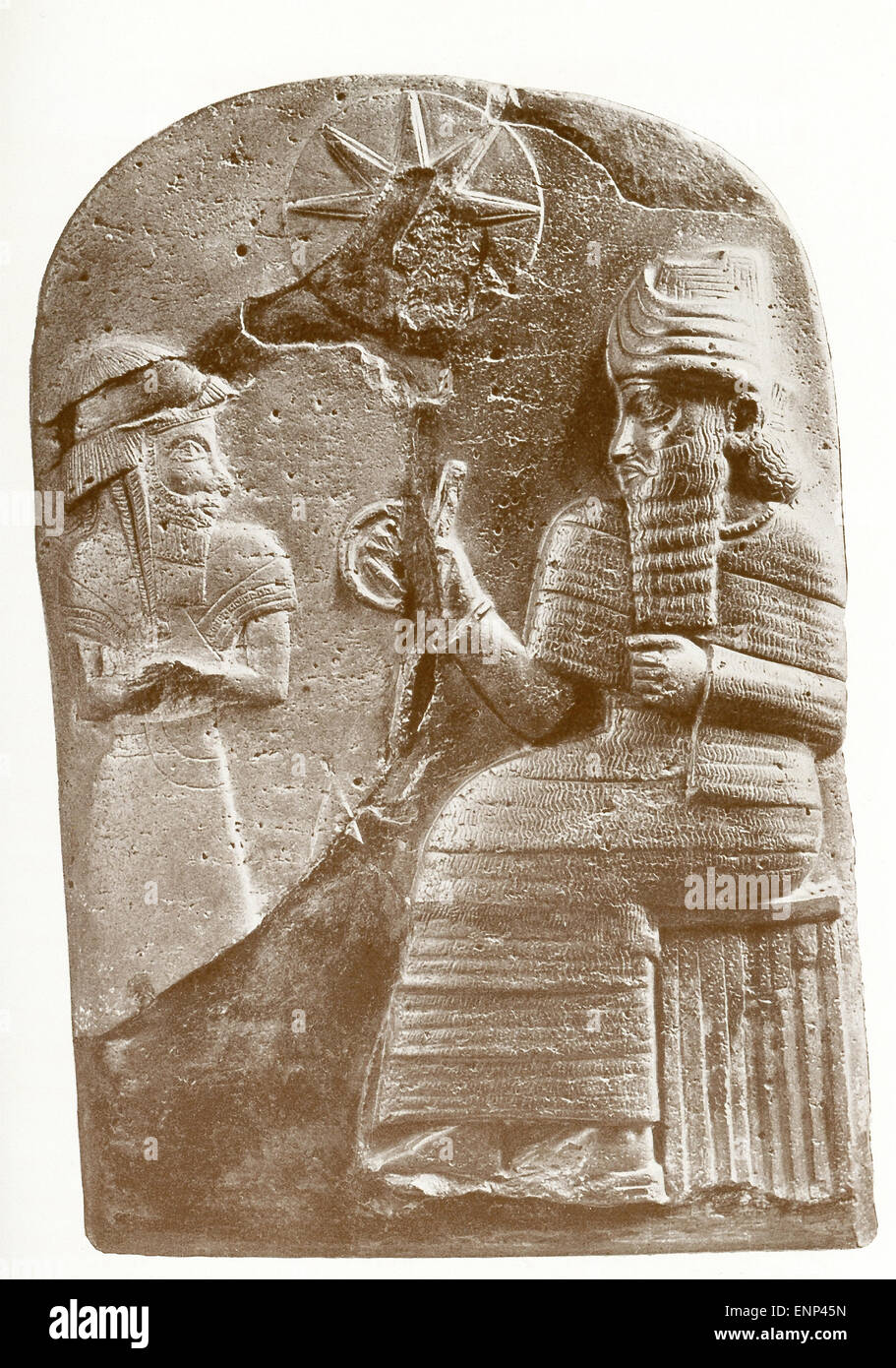 La figura scolpita a sinistra è Hammurabi, in piedi prima di Shamash, il dio del sole e "Signore della sentenza". Il disco al di sopra e tra le due figure rappresenta un disco sun. Hammurabi è stato sovrano di Babilonia dal 1792 al 1750 A.C. ed è noto per la serie di leggi chiamato Hammurabi nel suo codice, uno dei primi scritti i codici di legge, che erano iscritte al di sotto di una scena simile su un nero diorite stele che misurato più di 8 metri in altezza. Foto Stock