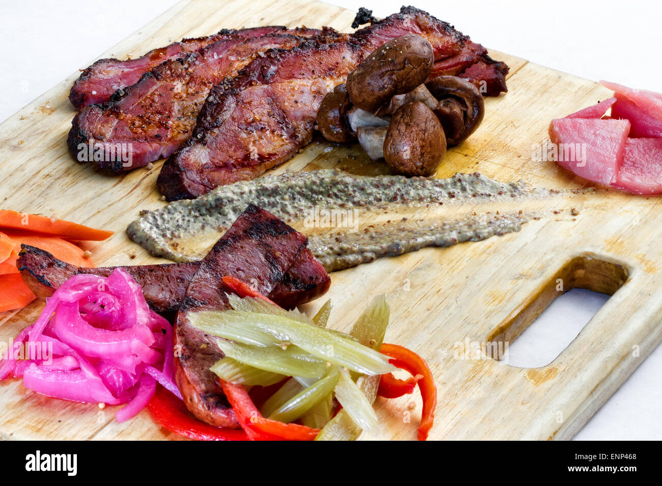 Una scheda di salumi con carni affumicate e verdure sottaceto Foto Stock