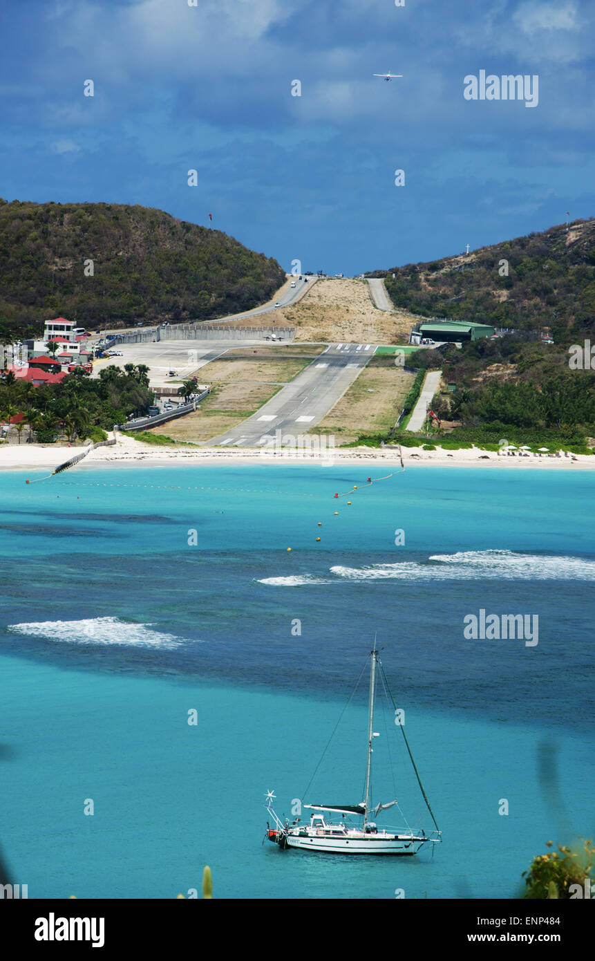 Saint-Barthélemy: piano tenendo fuori pista a Gustavo III aeroporto, noto come il terzo maggior aeroporto pericolose in tutto il mondo, visto da San Jean beach Foto Stock