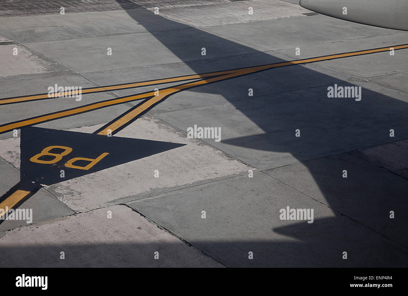 Santo Domingo, Repubblica Dominicana. 8 Maggio, 2015. 5/8/2015. Personale di terra di guida di un piano dal gate all'Aeroporto Internazionale di Las Americas a Santo Domingo, Repubblica Dominicana. © Ralph Lauer/ZUMA filo/Alamy Live News Foto Stock