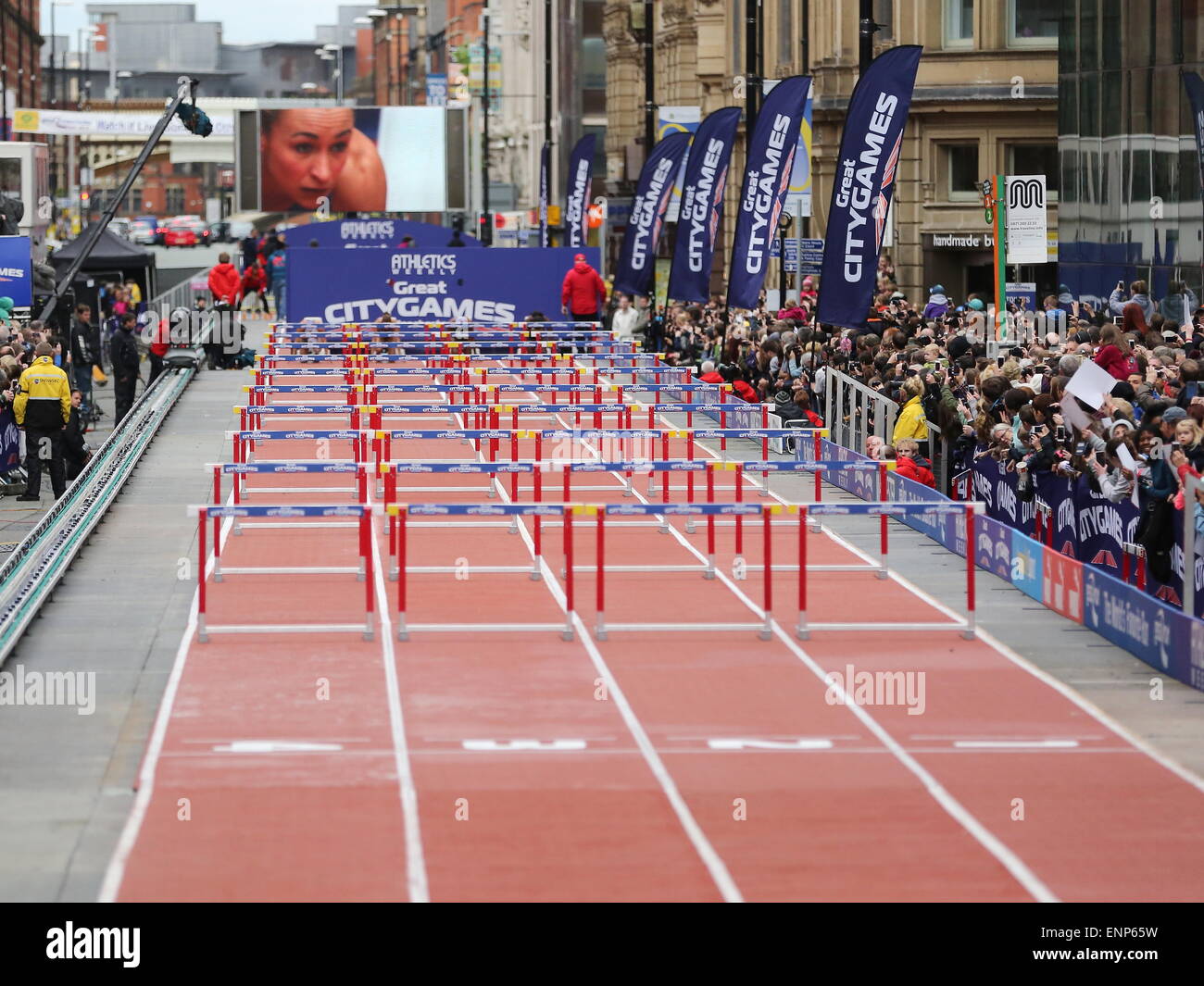 Manchester, Inghilterra. 9 maggio 2015. Jessica Ennis-Hill su uno schermo di grandi dimensioni in anticipo delle Donne 100m ostacoli gara a Grande Manchester giochi. Credito: Alamy Live News/ Simon Newbury Foto Stock