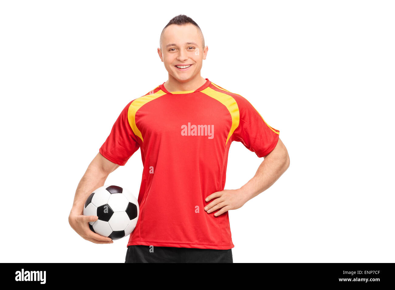 Giovane giocatore di calcio tenendo una palla, sorridenti e in posa isolati su sfondo bianco Foto Stock