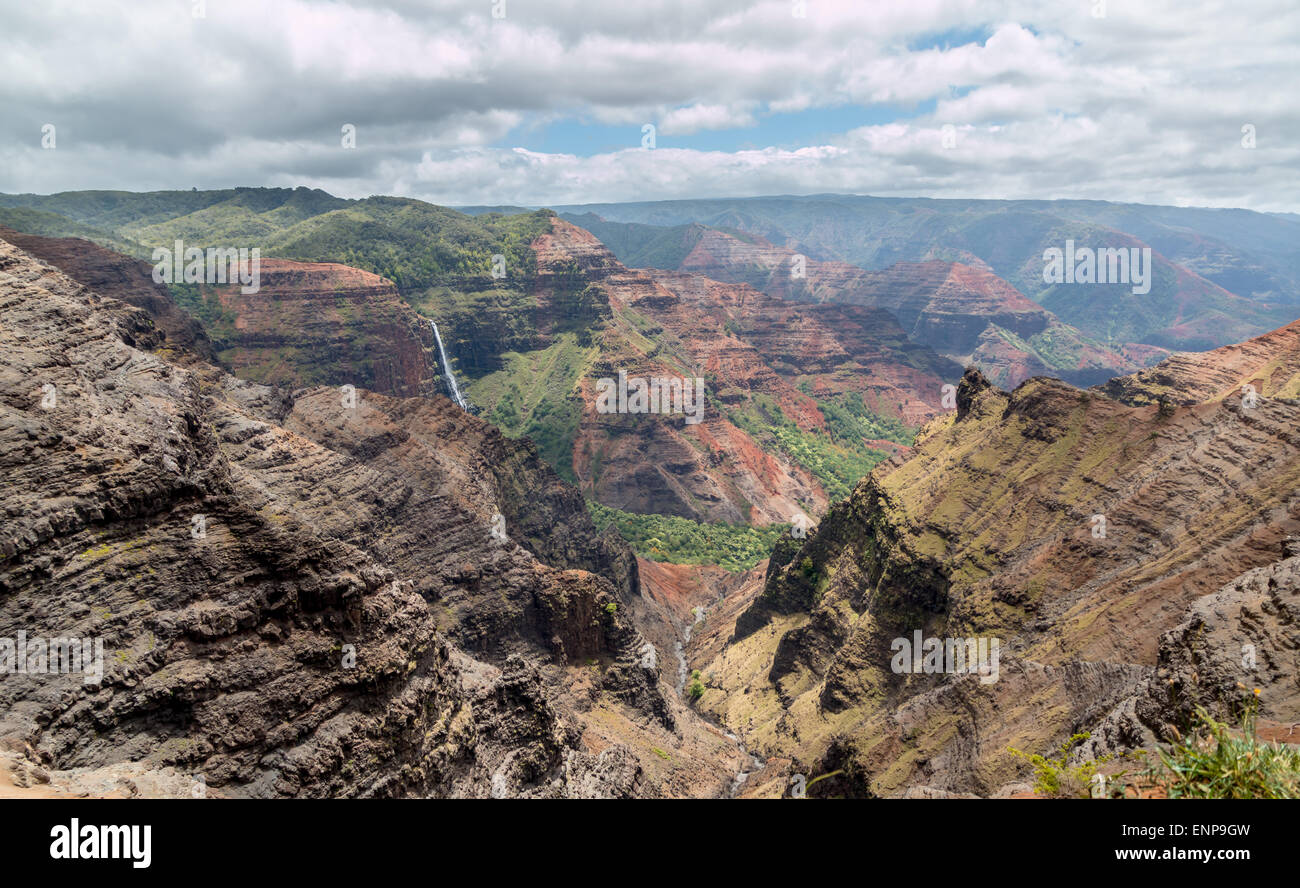 Waipoo cade gocce 800 piedi al fondo del Canyon di Waimea sulla Kauai, Hawaii Foto Stock