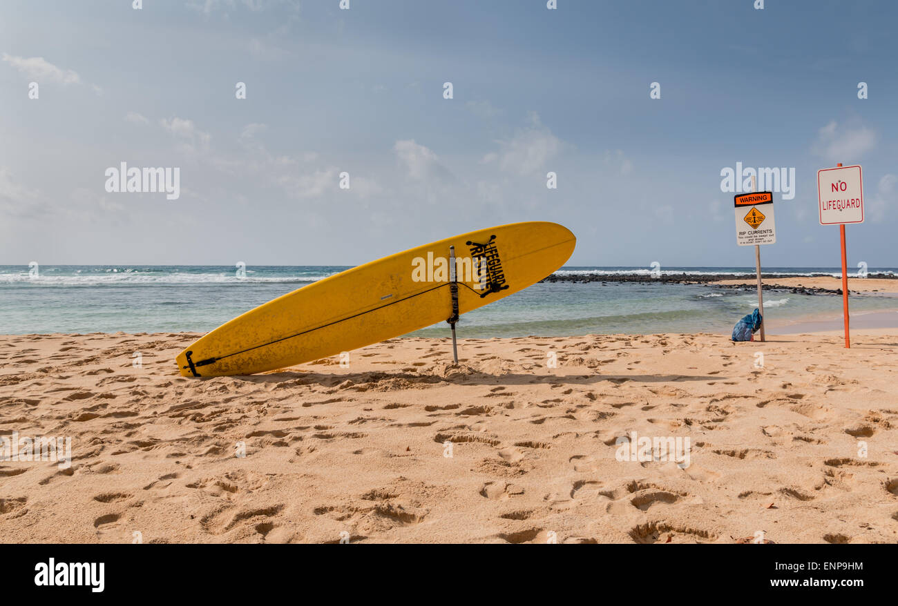 La spiaggia e la vita di surf stazione di guardia su una sabbiosa spiaggia hawaiana Foto Stock
