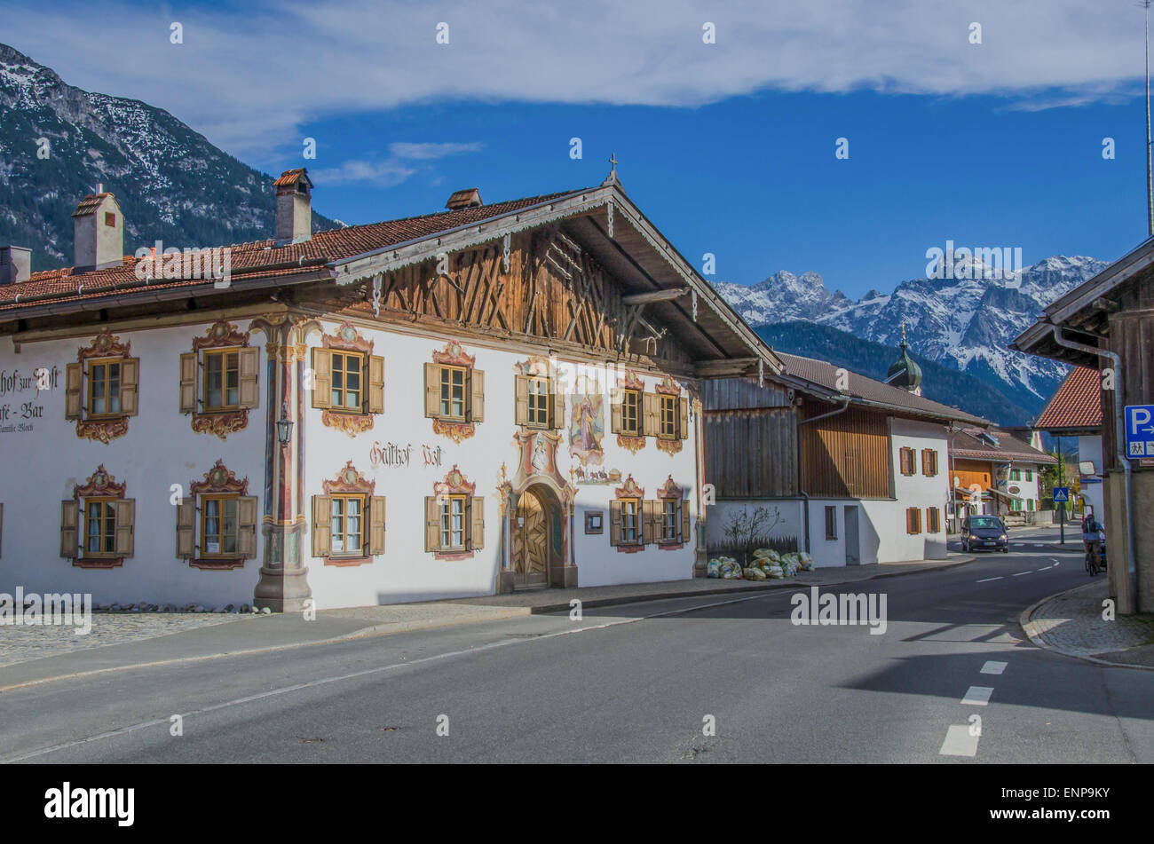 Kruen - una foto perfetta village con una rinfrescante e un fascino rustico in un ampia ed unica alta valle. Foto Stock