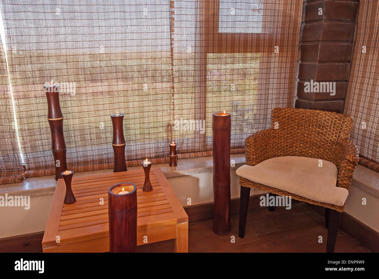 Sedia e tavolo con candele accanto a una finestra nella sala relax di health spa Foto Stock