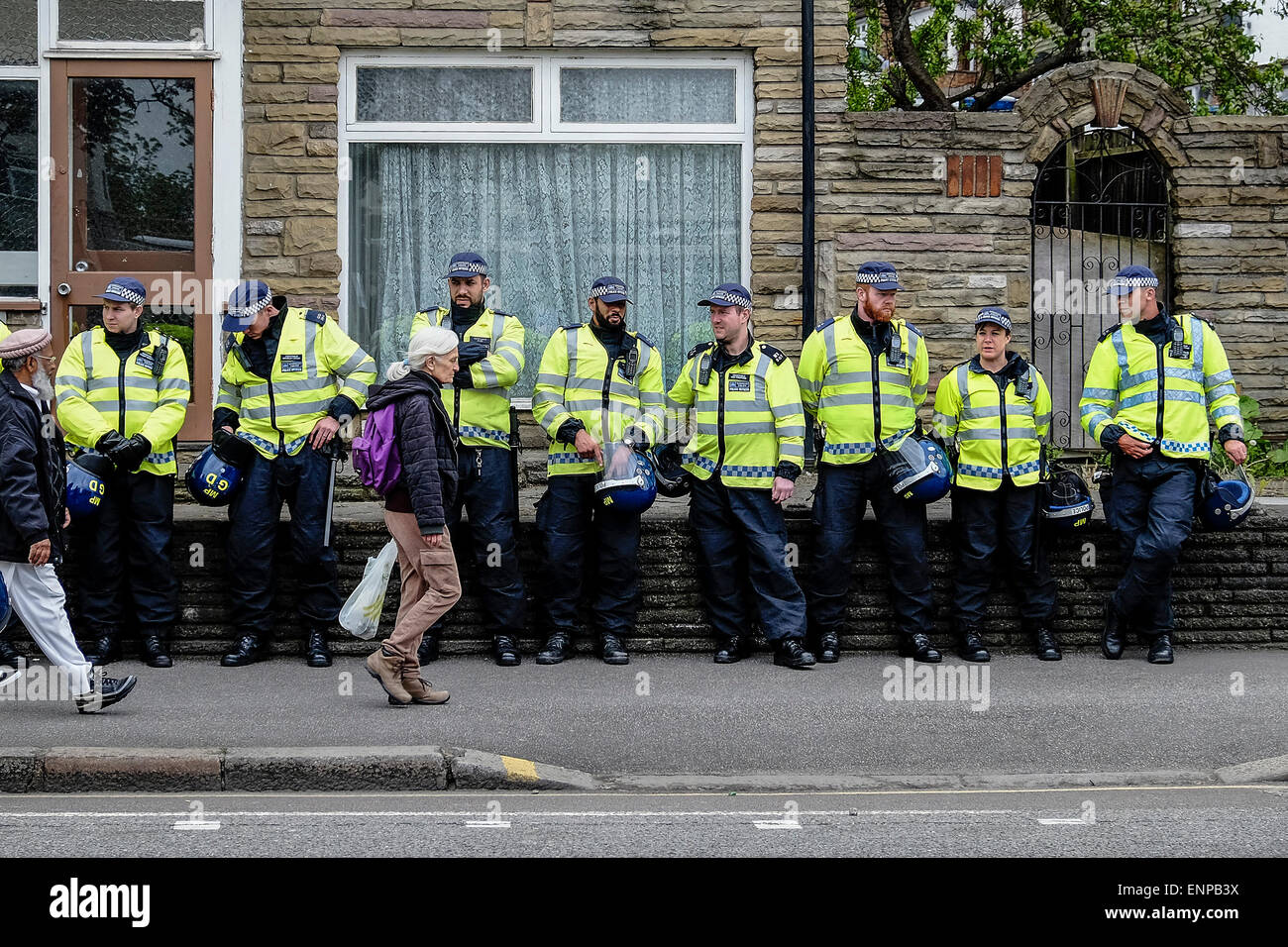 A Waltham Forest. Il 9 maggio 2015. Metropolitan poliziotti attendere l arrivo di anti-fascisti che si raccolgono per protestare contro un marzo detenute dall'Inglese Lega di difesa. Fotografo: Gordon Scammell/Alamy Live News Foto Stock