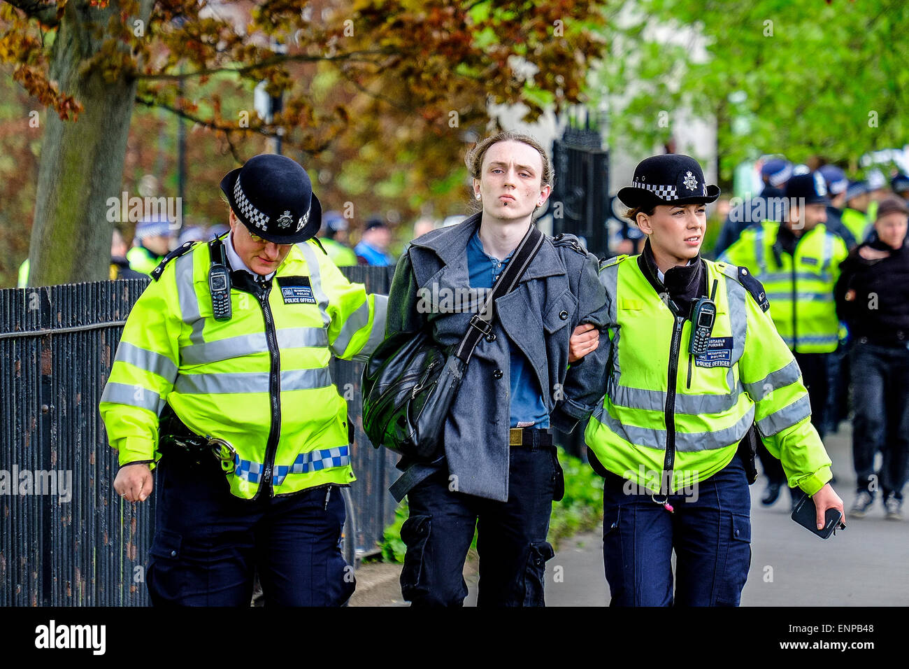 A Waltham Forest. Il 9 maggio 2015. Gli arresti compiuti come anti-fascisti si riuniscono per protestare contro un marzo detenute dall'Inglese Lega di difesa. Fotografo: Gordon Scammell/Alamy Live News Foto Stock