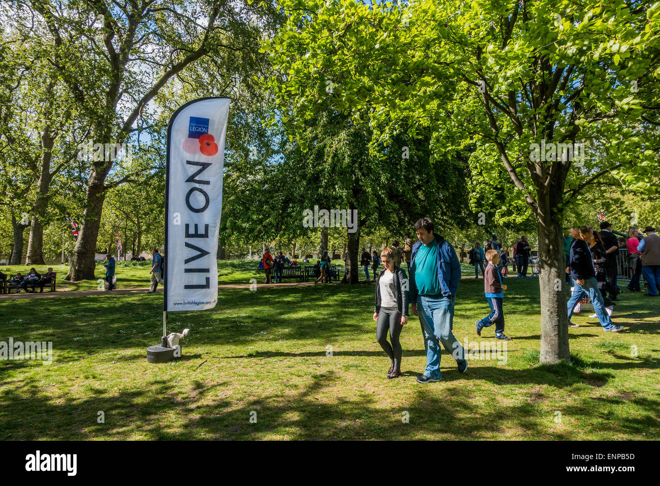 Londra, Regno Unito. 09 Maggio, 2015. Vehiucles vintage e i turisti si mescolano in St James Park. VE Giorno 70 commemorazioni - Tre giorni di eventi a Londra e in tutto il Regno Unito la marcatura storico anniversario della fine della Seconda Guerra Mondiale in Europa. Trafalgar Square, scena di giubilanti celebrazioni che segnano la fine della Seconda Guerra Mondiale in Europa il 8 maggio 1945, svolge un ruolo centrale in una serie di eventi nazionali, che includono un servizio di ricordo presso il Cenotafio, un concerto in la sfilata delle Guardie a Cavallo, un servizio di ringraziamento a Westminster Abbey, una sfilata di personale di servizio e i veterani e un flypast. © Guy essere Foto Stock
