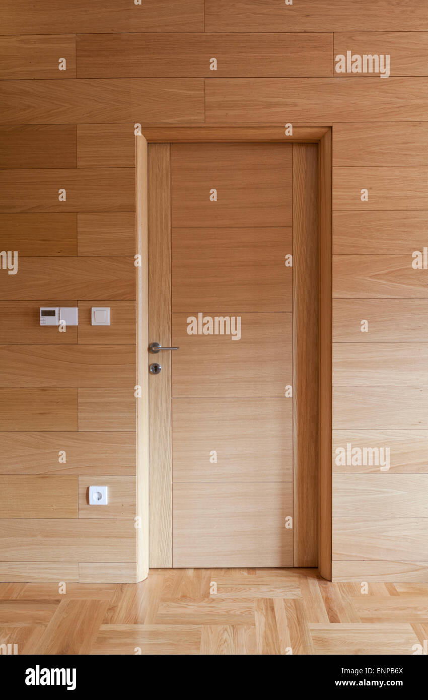 Porta di legno sulla parete in legno interno Foto Stock
