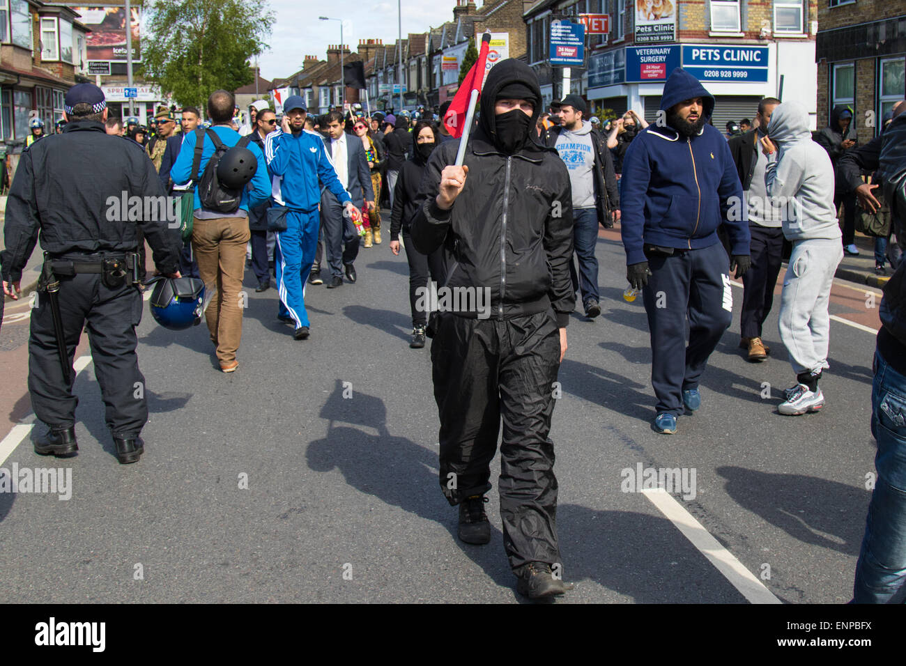 Walthamstow, Londra, 9 maggio 2015. Circa 200 sostenitori dell'anti-islamico della Difesa inglese League marzo attraverso Walthamstow sotto la vigilanza della polizia, mantenendoli e tasche di contro-manifestanti da unirsi contro il fascismo e la speranza non odio separati. Credito: Paolo Davey/Alamy Live News Foto Stock