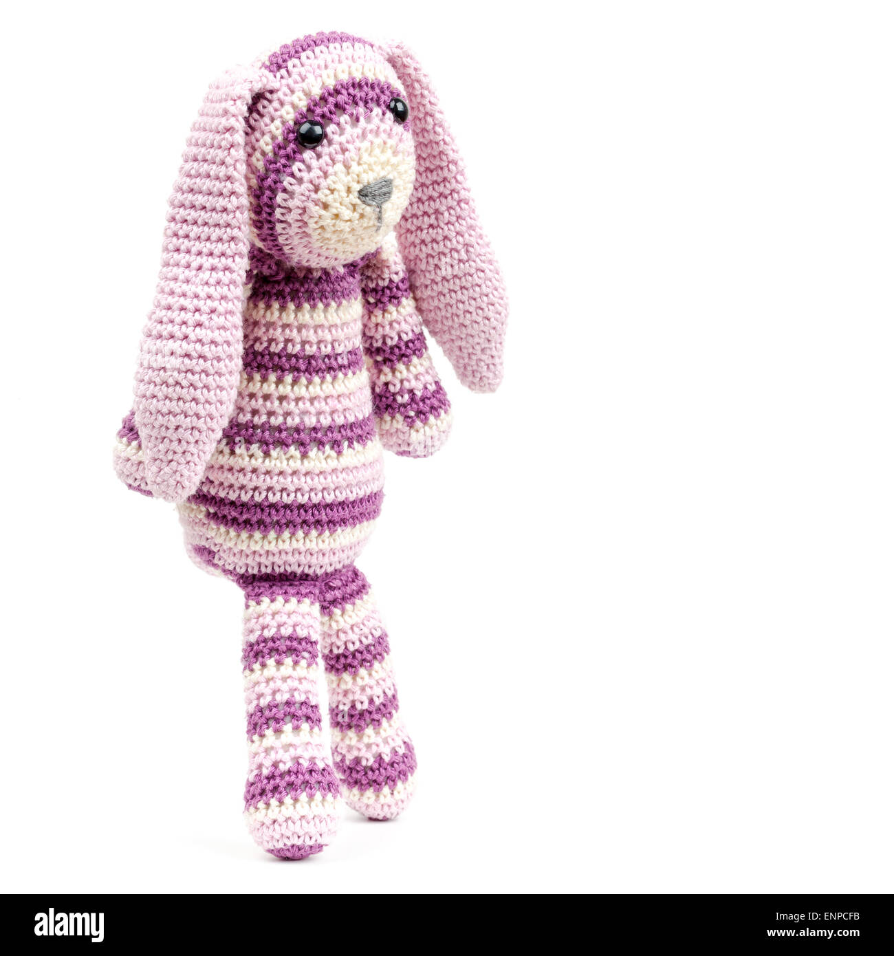 Funny a maglia giocattolo di coniglio isolato su sfondo bianco con ombra morbida Foto Stock
