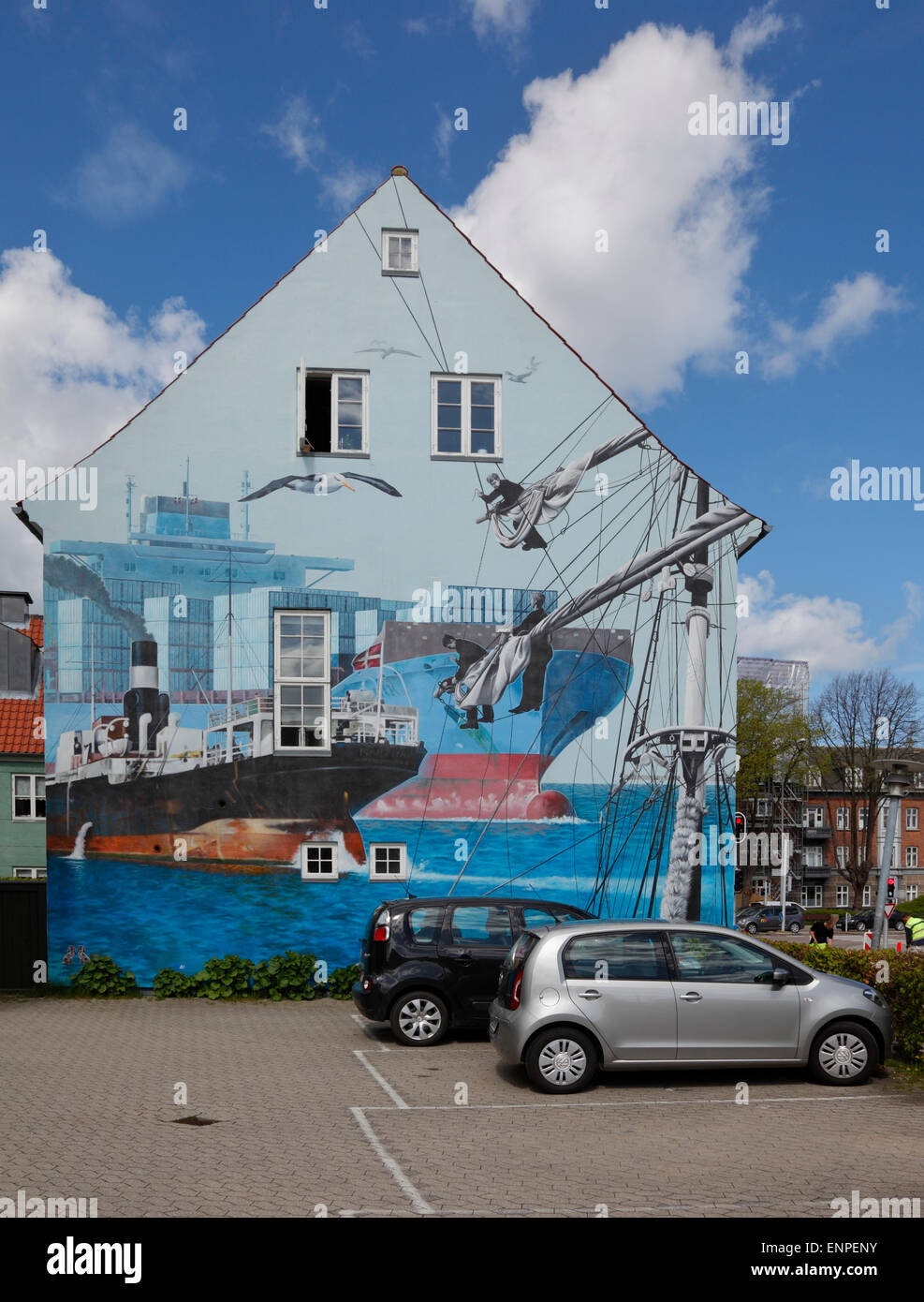 Murale di scena dal vecchio Elsinore cantiere da Garin Baker su una casa nel centro storico e trafficato porto del distretto di Elsinore. Foto Stock