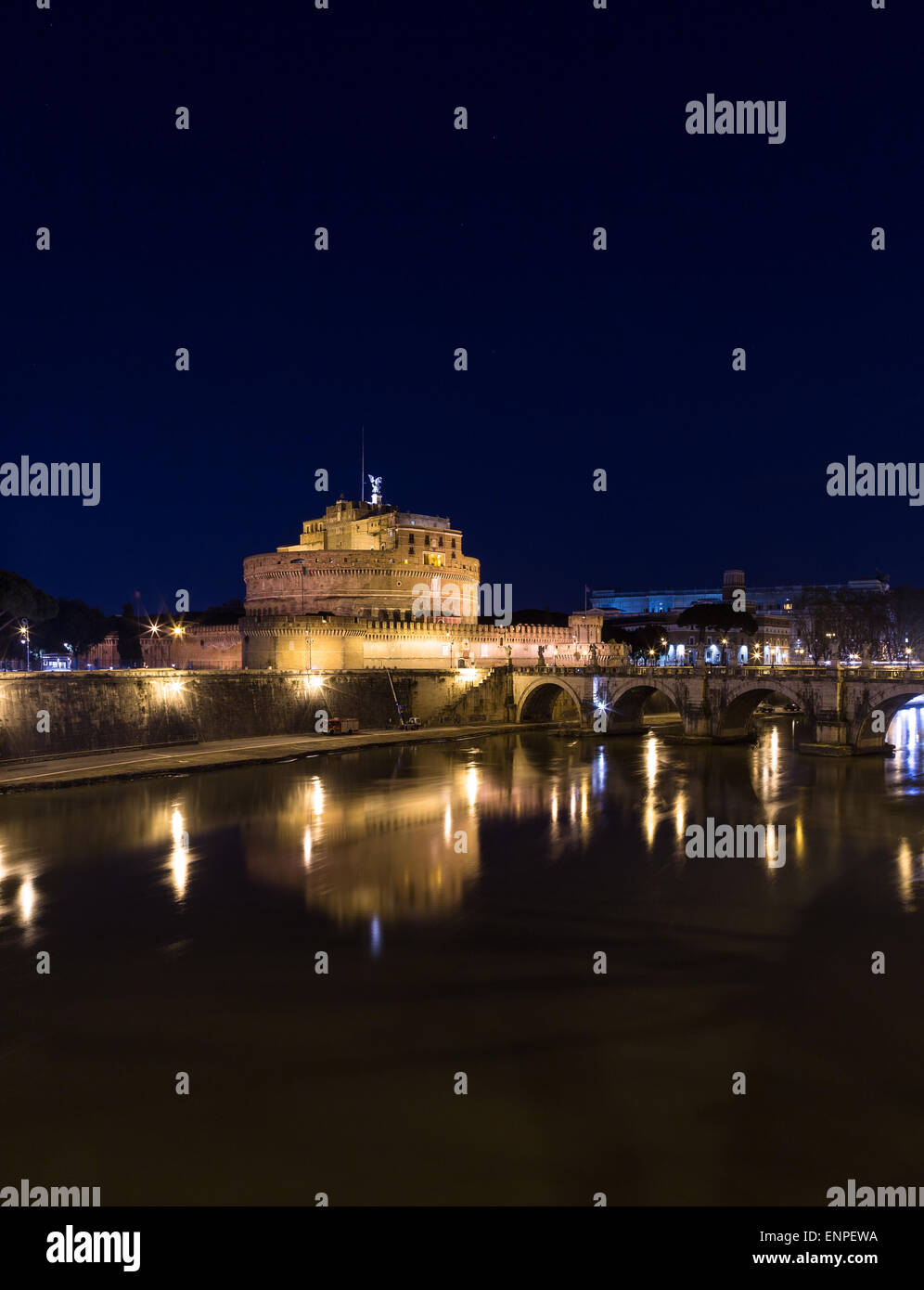 Castel Sant'Angelo (Castello del Santo Angel) e il Ponte Sant'Angelo bridge di notte. Foto Stock