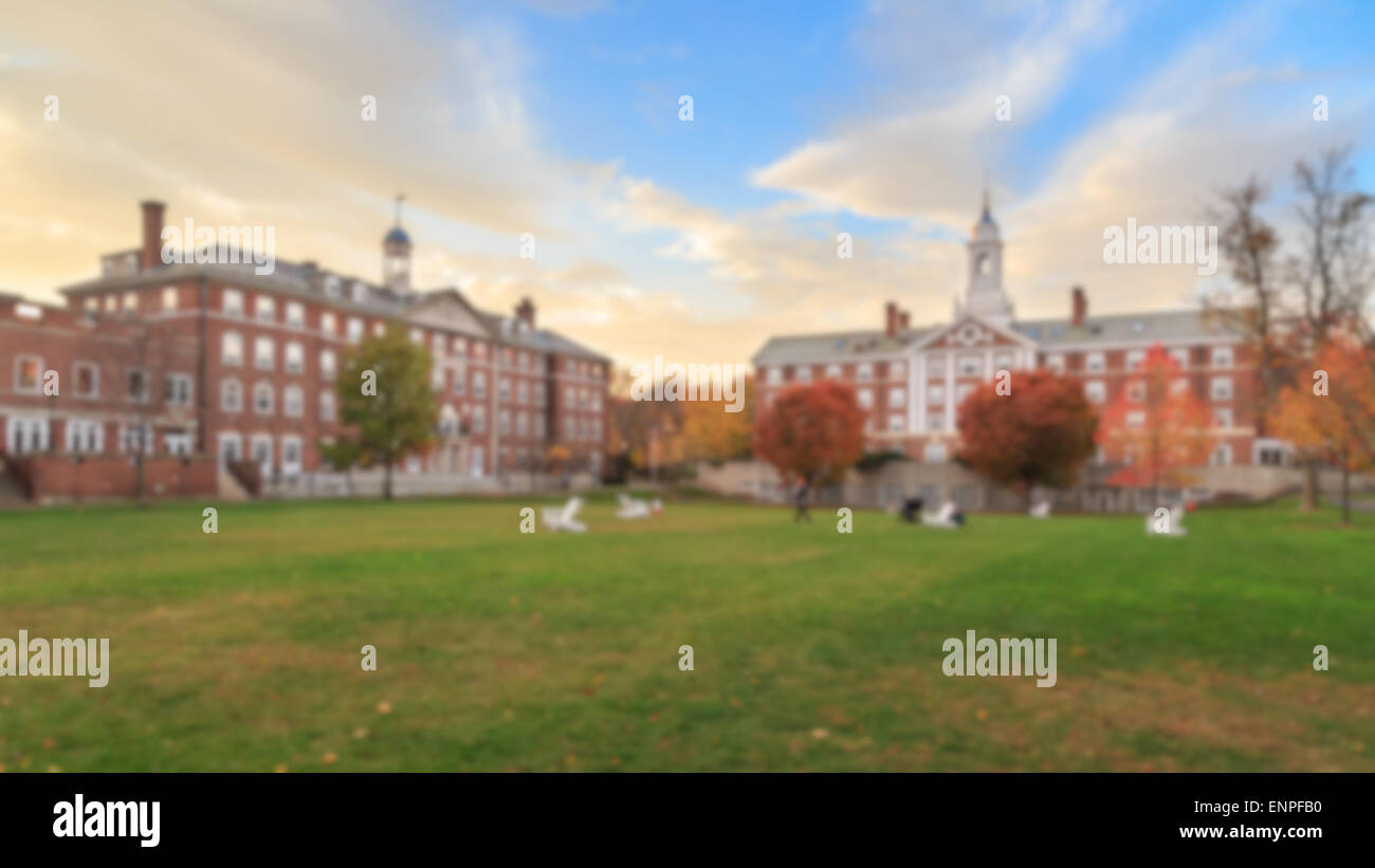 Sfocare lo sfondo di undergrad un tradizionale campus universitario sulla costa orientale degli Stati Uniti d'America. Foto Stock