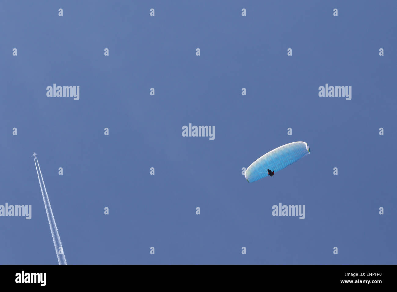 Molto veloce e molto lento modi di viaggiare in aereo: para-aliante vs aereo jet Foto Stock