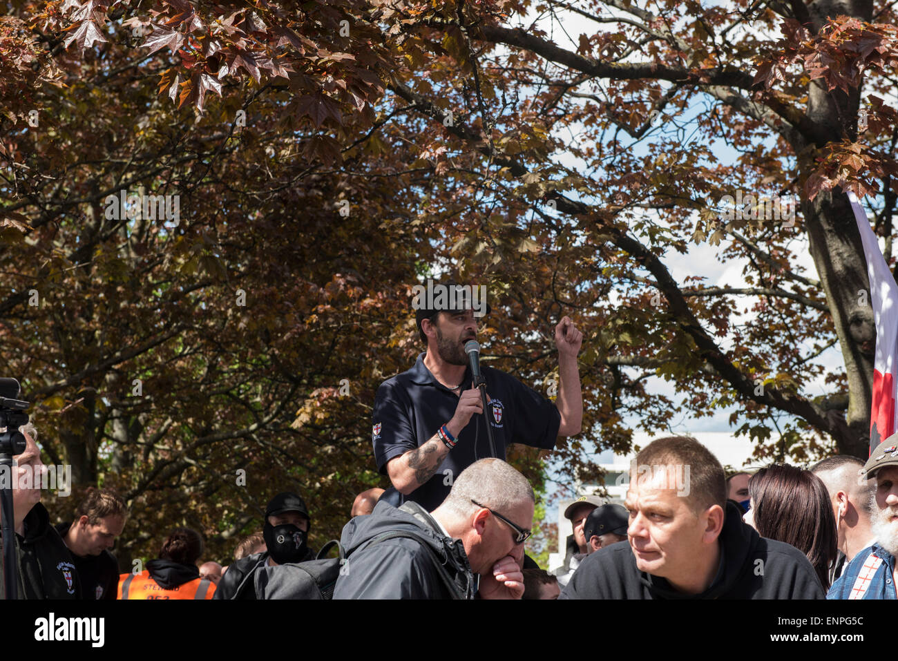 Difesa inglese League Supporters parlare in mezzo a un enorme la presenza della polizia e la forte opposizione locale al Walthamstow marzo. Foto Stock