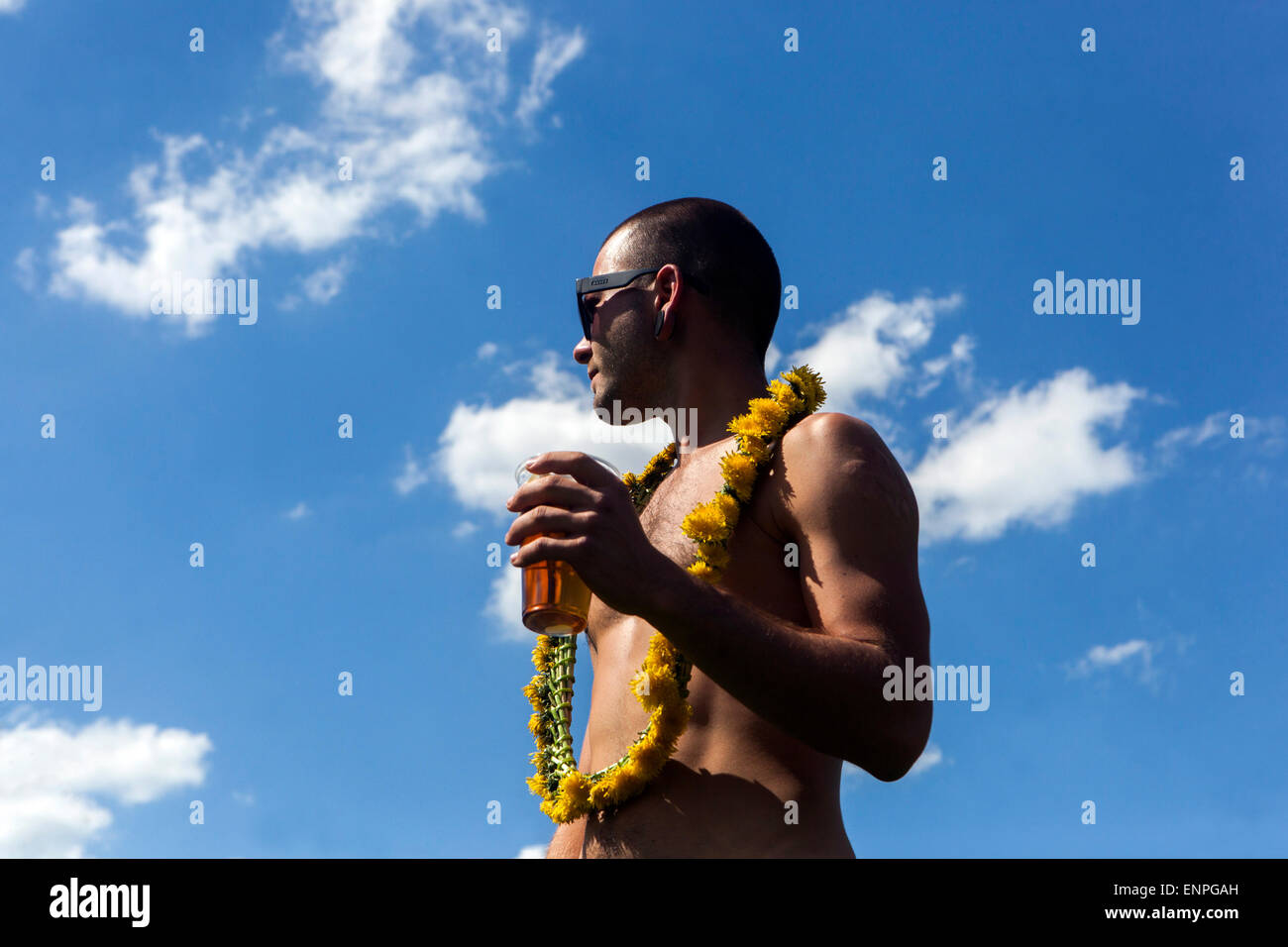 Giovane uomo con corona di tarassaco e di birra in una tazza di plastica Repubblica Ceca Foto Stock
