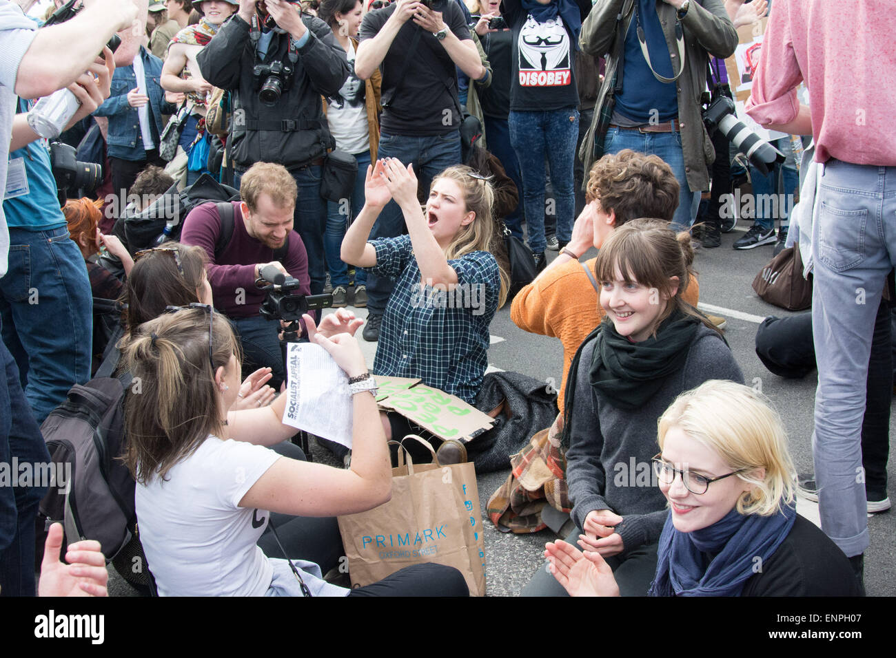 Londra, 9 maggio 2015. Persone di sedersi e bloccare la strada a Westminster Bridge durante una dimostrazione in centro a Londra in segno di protesta per il 7° maggio 2015 generale risultato elettorale, che ha visto i conservatori vincere una maggioranza. Credito: Patricia Phillips/Alamy Live News Foto Stock