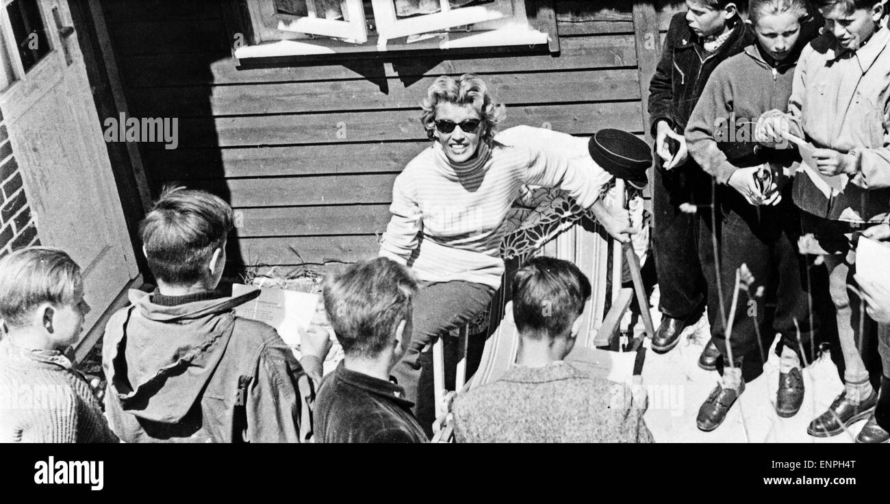 Kinder besuchen die deutsche Sängerin Lale Andersen auf der Insel Langeoog, Deutschland Mitte 1950er. Cantante tedesca Lale Anderse Foto Stock