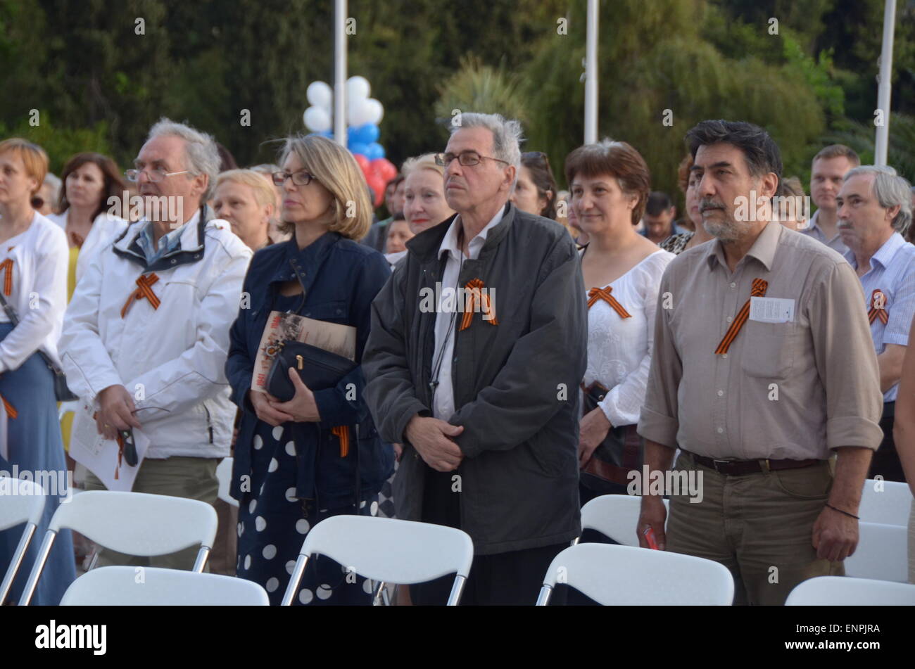 Atene, Grecia. 09 Maggio, 2015. Russi che vivono in Grecia ha ricordato la fine di WW2 organizzando un evento in Zapeio Megaro di Atene per commemorare il settantesimo anniversario dalla fine di WW2. Vi è stato un feed live della vittoria sfilata a Mosca. Credito: George Panagakis/Pacific Press/Alamy Live News Foto Stock