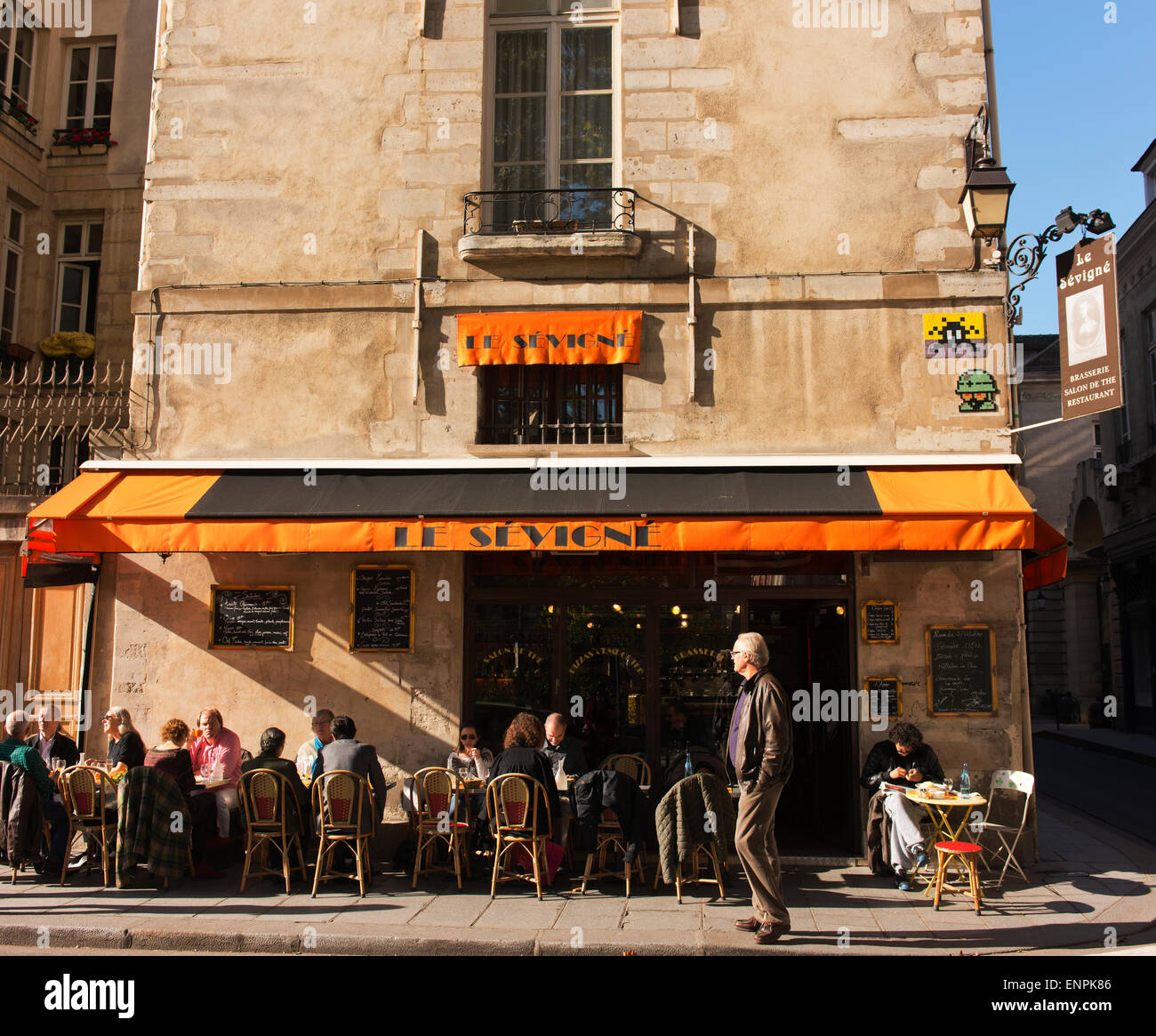Cafe nel quartiere di Marais (palude) Distretto di Parigi. Foto Stock