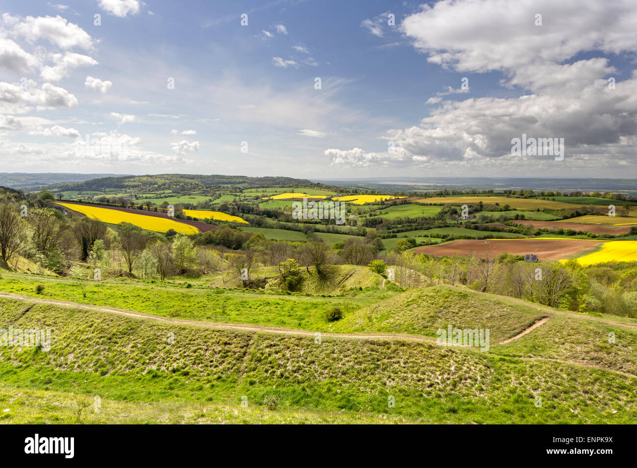 Una vista attraverso la Severn Vale verso il fiume Severn da Painswick Beacon Hill fort, Groucestershire, England, Regno Unito Foto Stock