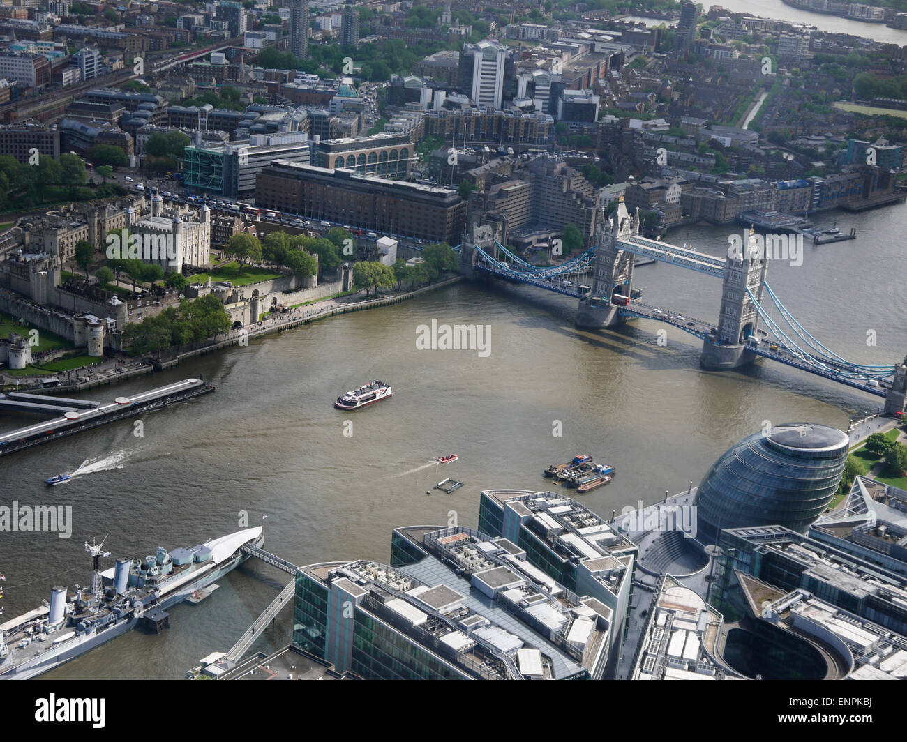 Vista dalla Shard, Londra, Regno Unito. Mostra il dispositivo HMS Belfast City Hall, il Tower Bridge e la Torre di Londra, il Tamigi Foto Stock