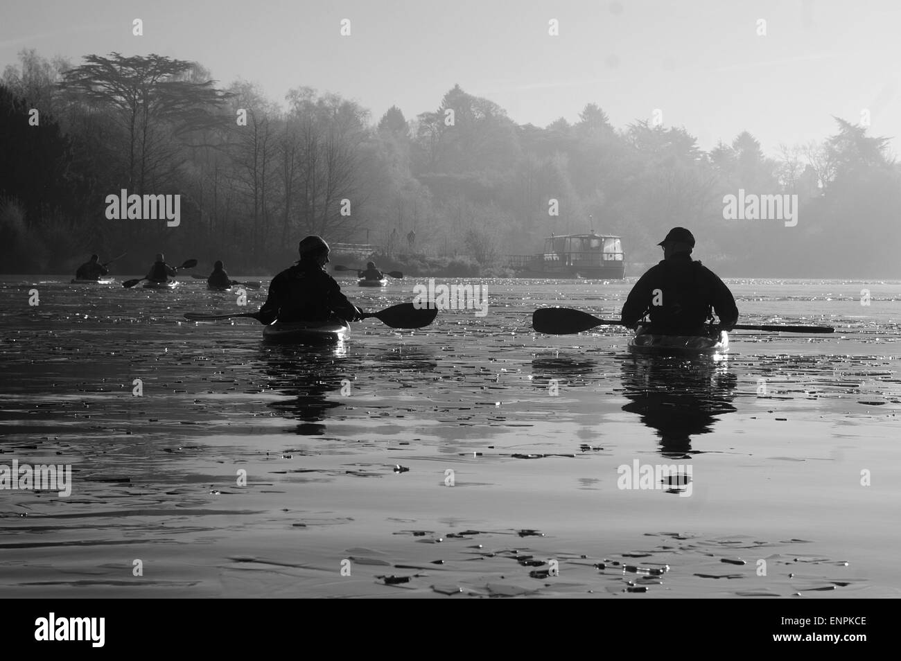 Kayakers su un lago ghiacciato Foto Stock