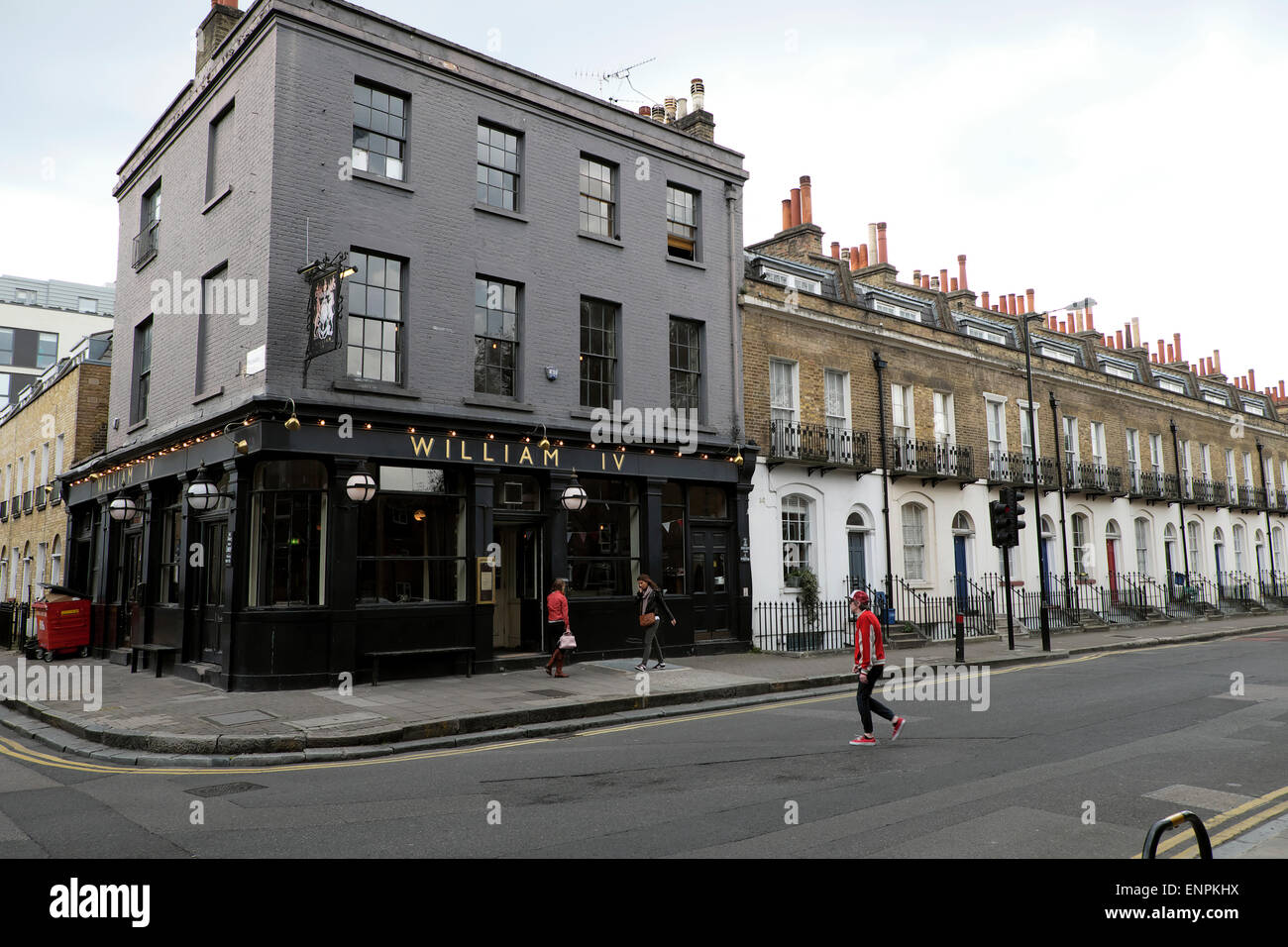 William IV pub e vista di alloggiamento dall'angolo della pastorella a piedi e Micawber Street nel quartiere di Islington London N1 KATHY DEWITT Foto Stock