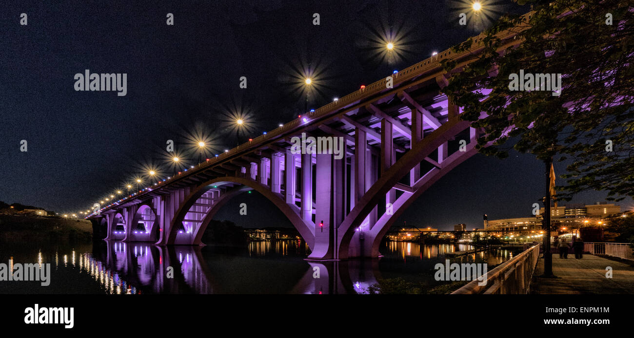 Una drammatica notte tempo vista panoramica dell'Henley Bridge Street nel centro citta' di Knoxville, Tennessee . Foto Stock