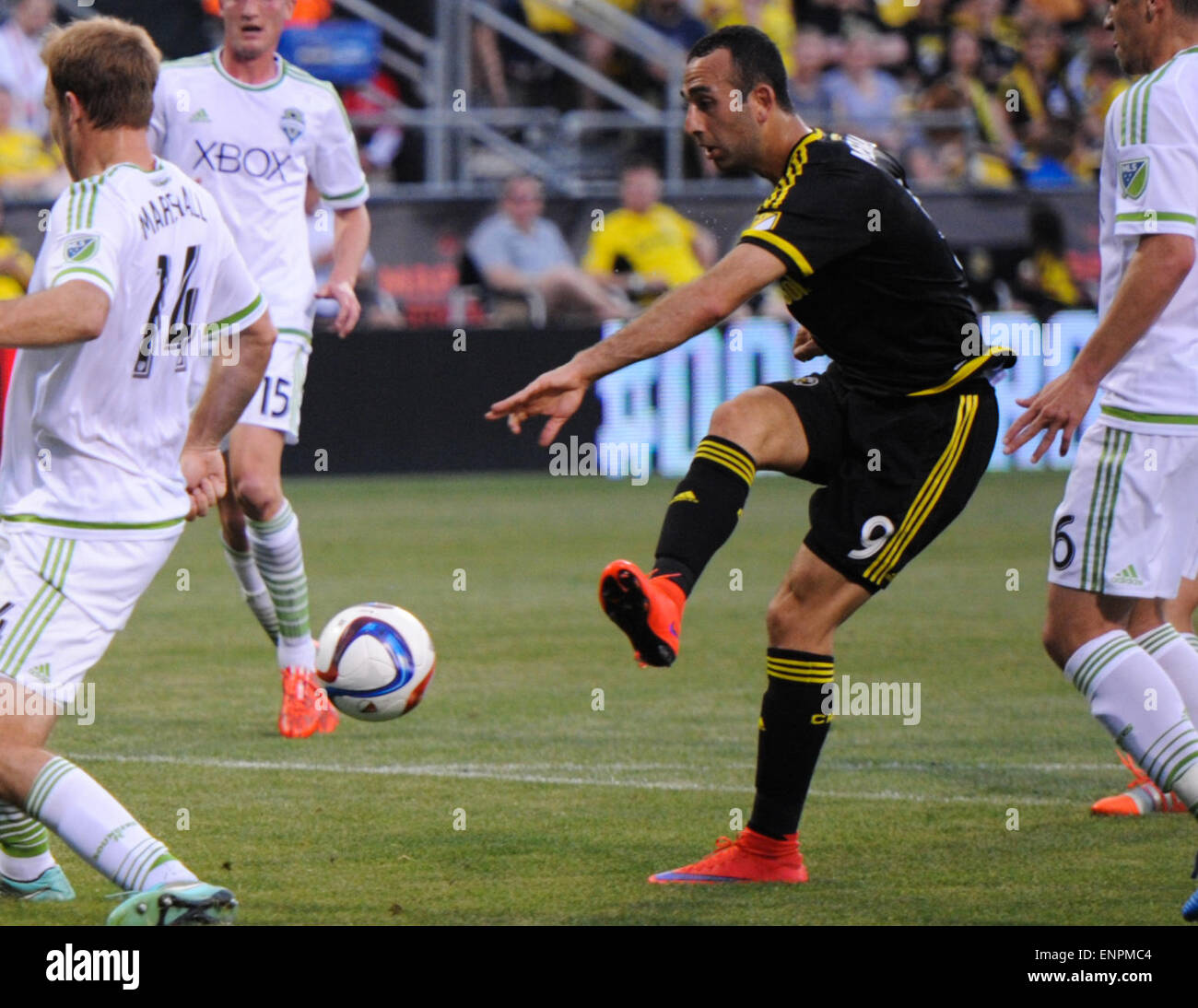 Columbus Crew avanti Justin Meram (9) prende un colpo sul traguardo durante una stagione regolare corrispondenza tra Columbus Crew SC e sirene di Seattle FC a Mapfre Stadium di Columbus, OH. Foto Stock