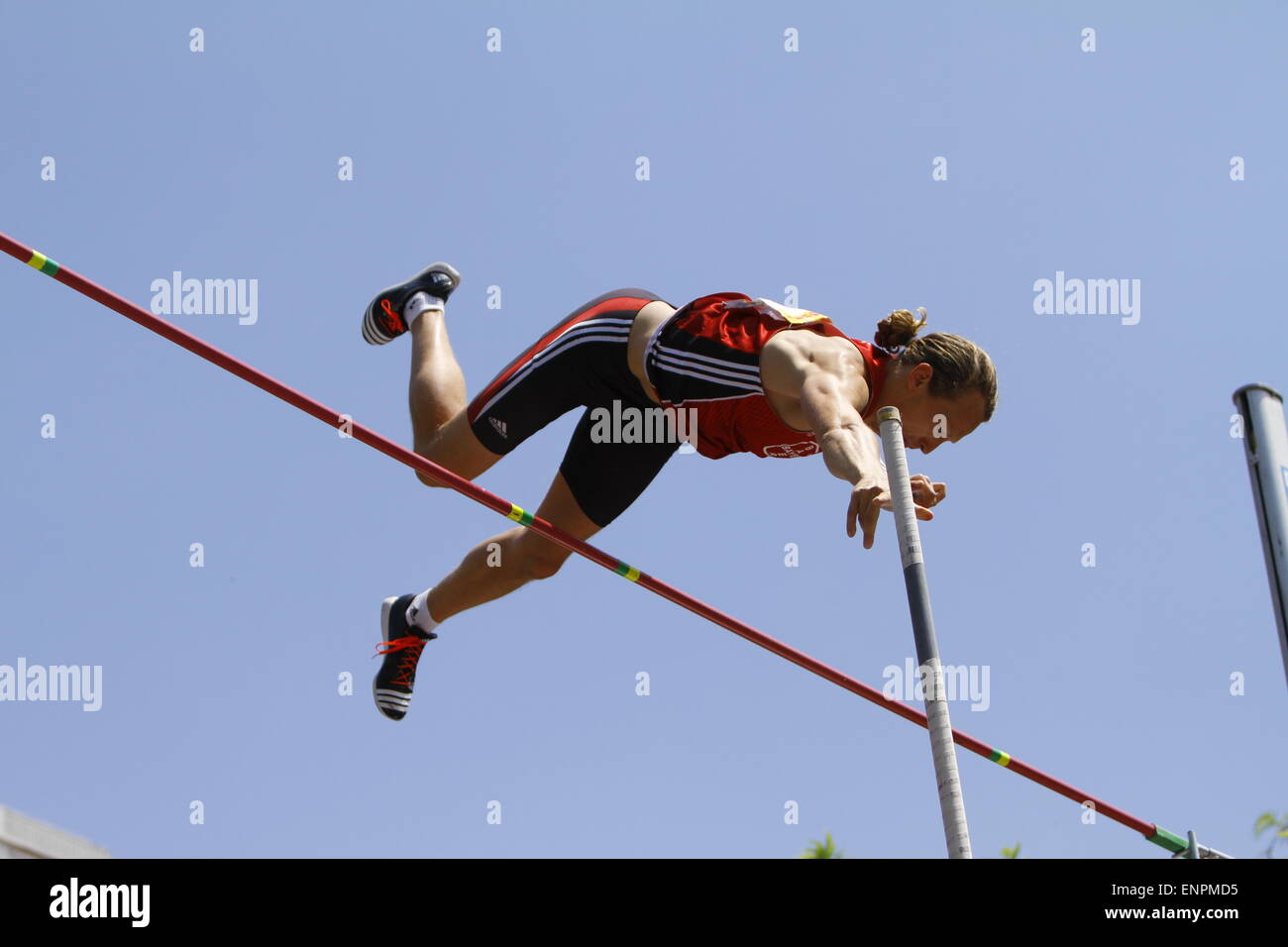 Tobias Scherbarth dalla Germania vola sopra la barra in corrispondenza di uno dei suoi tentativi. Dodici elite pole vaulters dalla Grecia e Europa hanno preso parte alla terza strada Atene caso Pole Vault che era tenere ad Atene in Piazza Syntagma. Foto Stock