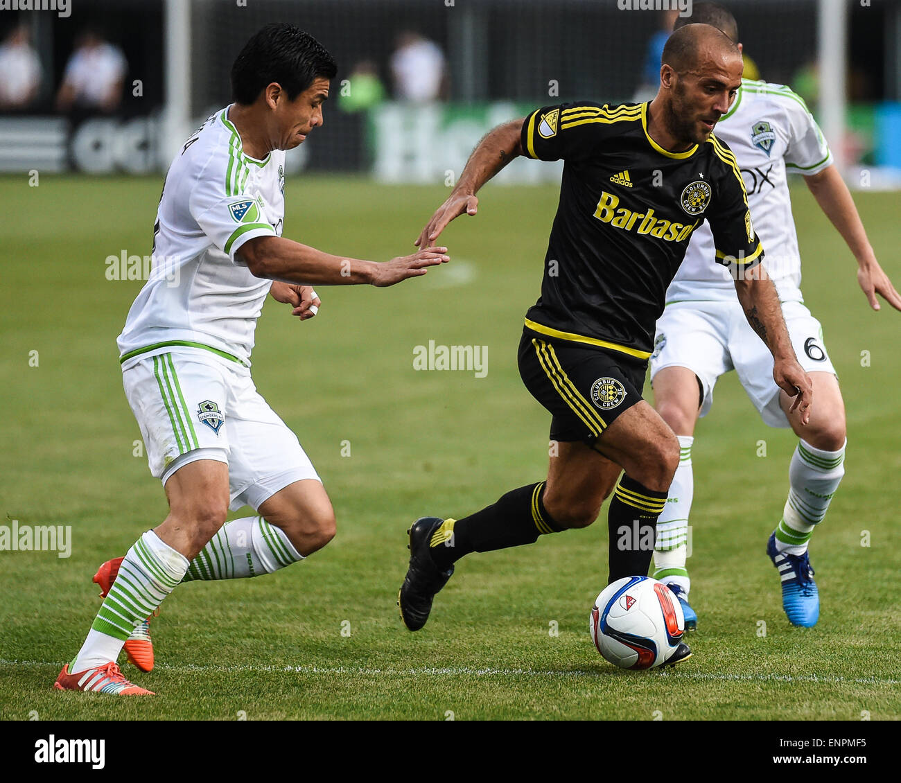 Columbus Crew avanti Federico Higuain (10) dribbling la palla oltre Seattle sirene centrocampista FC Gonzalo Pineda (8)durante una stagione regolare corrispondenza tra Columbus Crew SC e sirene di Seattle FC a Mapfre Stadium di Columbus, OH. Foto Stock