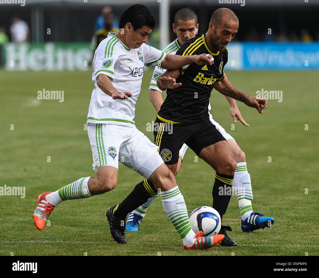 Columbus Crew avanti Federico Higuain (10) e Seattle sirene centrocampista FC Gonzalo Pineda (8) lotta per la palla durante una stagione regolare corrispondenza tra Columbus Crew SC e sirene di Seattle FC a Mapfre Stadium di Columbus, OH. Foto Stock