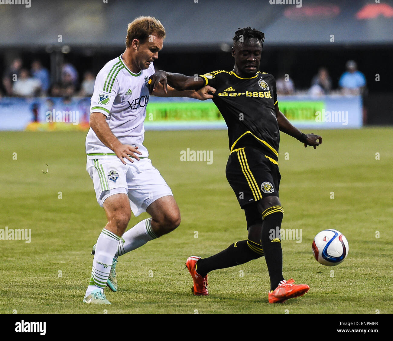 Columbus Crew avanti Kei Kamara (23) e sirene di Seattle FC defender Ciad Marshall (14) lotta per la palla durante una stagione regolare corrispondenza tra Columbus Crew SC e sirene di Seattle FC a Mapfre Stadium di Columbus, OH. Foto Stock