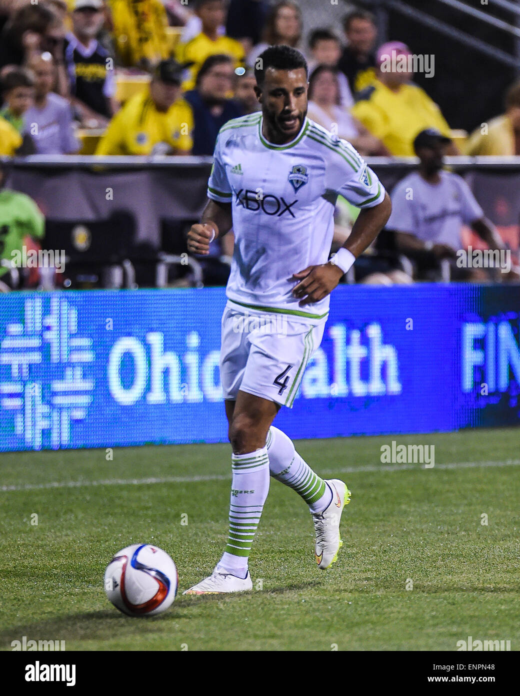 Sirene di Seattle FC defender Tyrone Mears (4) gestisce la palla durante una stagione regolare corrispondenza tra Columbus Crew SC e sirene di Seattle FC a Mapfre Stadium di Columbus, OH. Foto Stock
