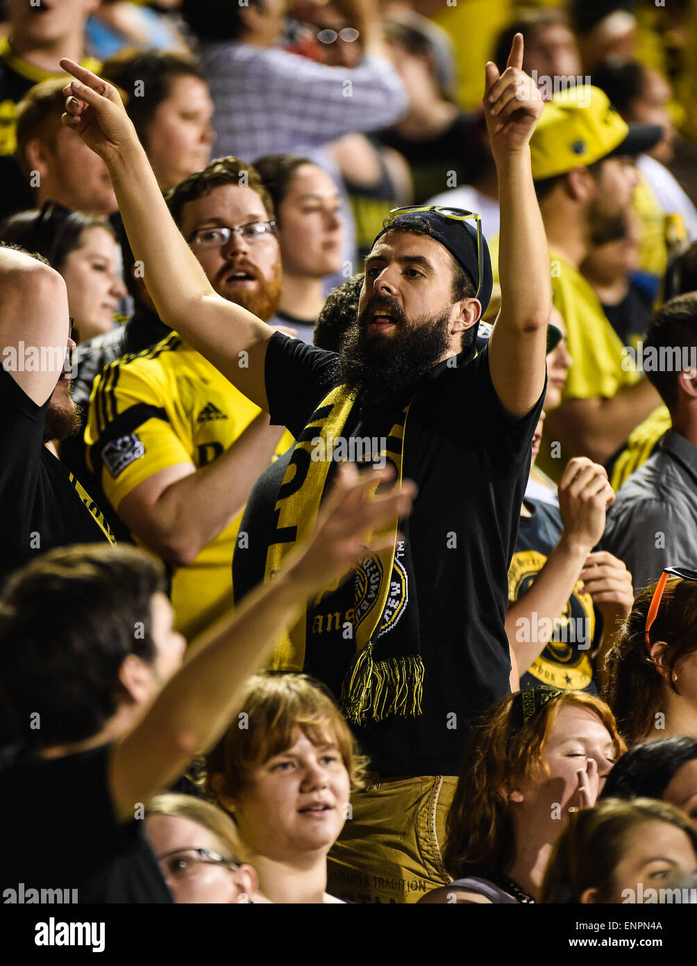 Un equipaggio SC cheers ventola il suo team durante una stagione regolare corrispondenza tra Columbus Crew SC e sirene di Seattle FC a Mapfre Stadium di Columbus, OH. Foto Stock