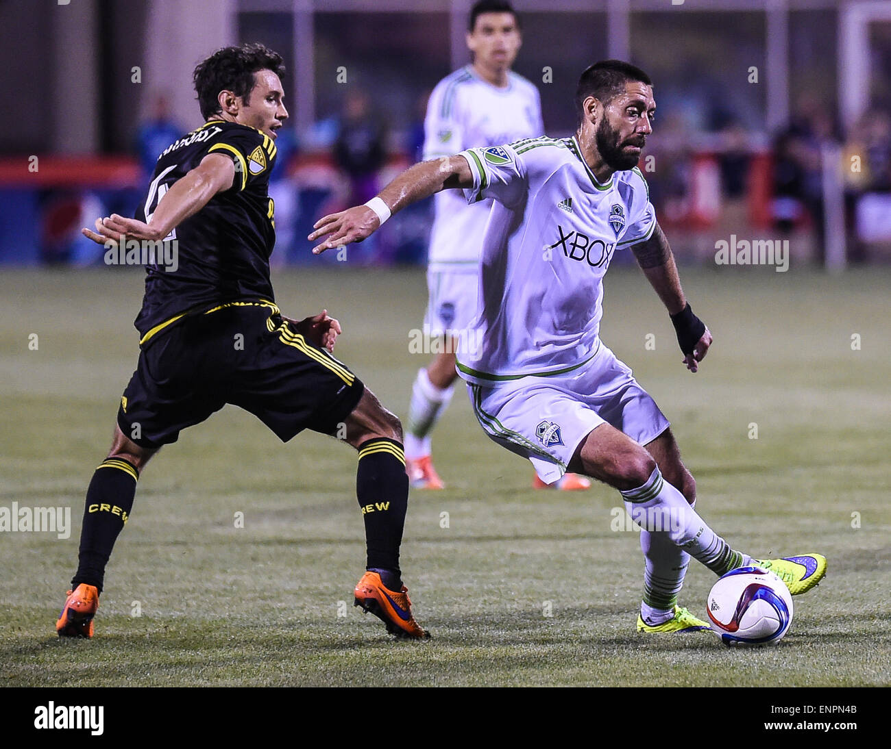 Sirene di Seattle in avanti FC Clint Dempsey (2) dribbling passato Columbus Crew defender Michael Pine Lodge Hotel (4) durante una stagione regolare corrispondenza tra Columbus Crew SC e sirene di Seattle FC a Mapfre Stadium di Columbus, OH. Foto Stock