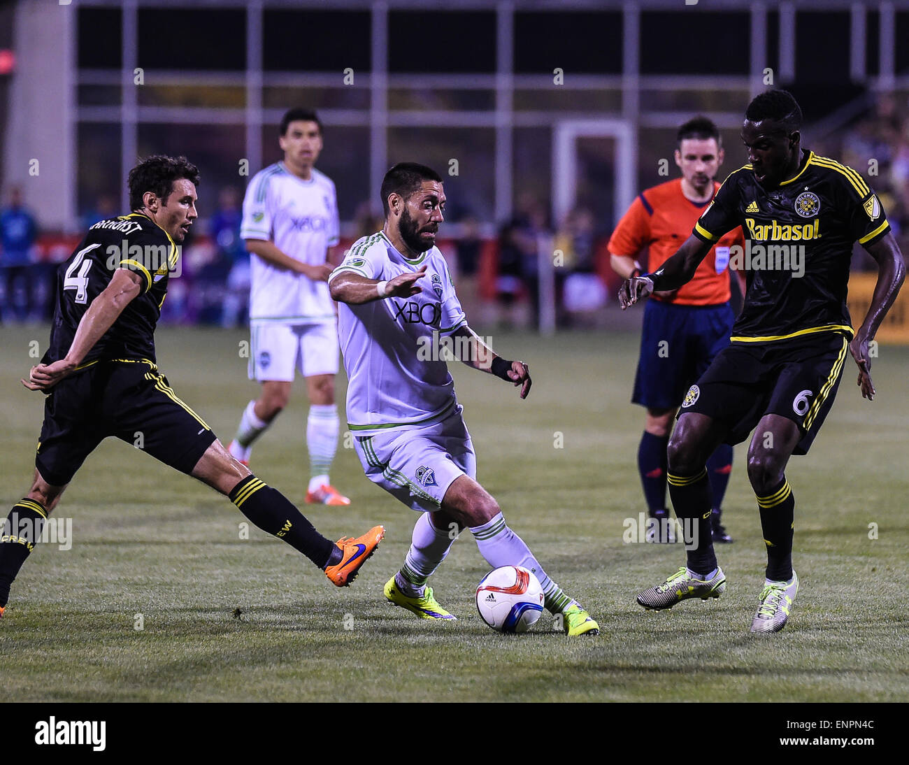 Sirene di Seattle in avanti FC Clint Dempsey (2) dribbling la sfera attraverso Columbus Crew defender Michael Pine Lodge Hotel (4) e Columbus Crew centrocampista Tony Tchani (6) durante una stagione regolare corrispondenza tra Columbus Crew SC e sirene di Seattle FC a Mapfre Stadium di Columbus, OH. Foto Stock