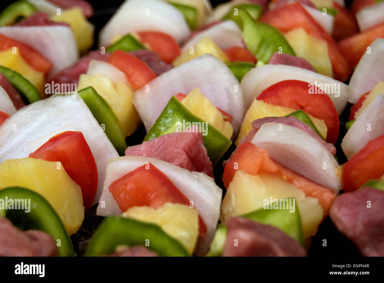 Shish kebab, bistecca, ananas, cipolla, peperone verde, pomodoro, grill Foto Stock