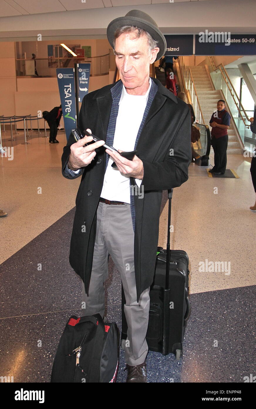 Bill Nye promuove il suo libro 'innegabile: evoluzione e la scienza della creazione' all'Aeroporto Internazionale di Los Angeles (LAX) dotata di: Bill Nye dove: Los Angeles, California, Stati Uniti quando: 04 Nov 2014 Foto Stock