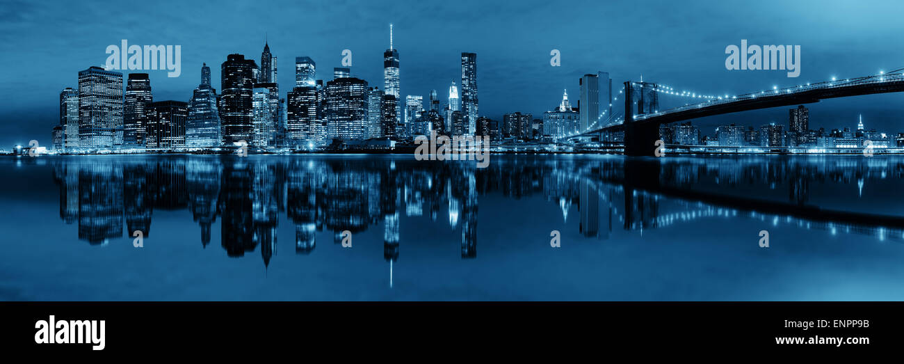 Il centro di Manhattan vista urbano con il ponte di Brooklyn a notte con riflessioni di BW Foto Stock