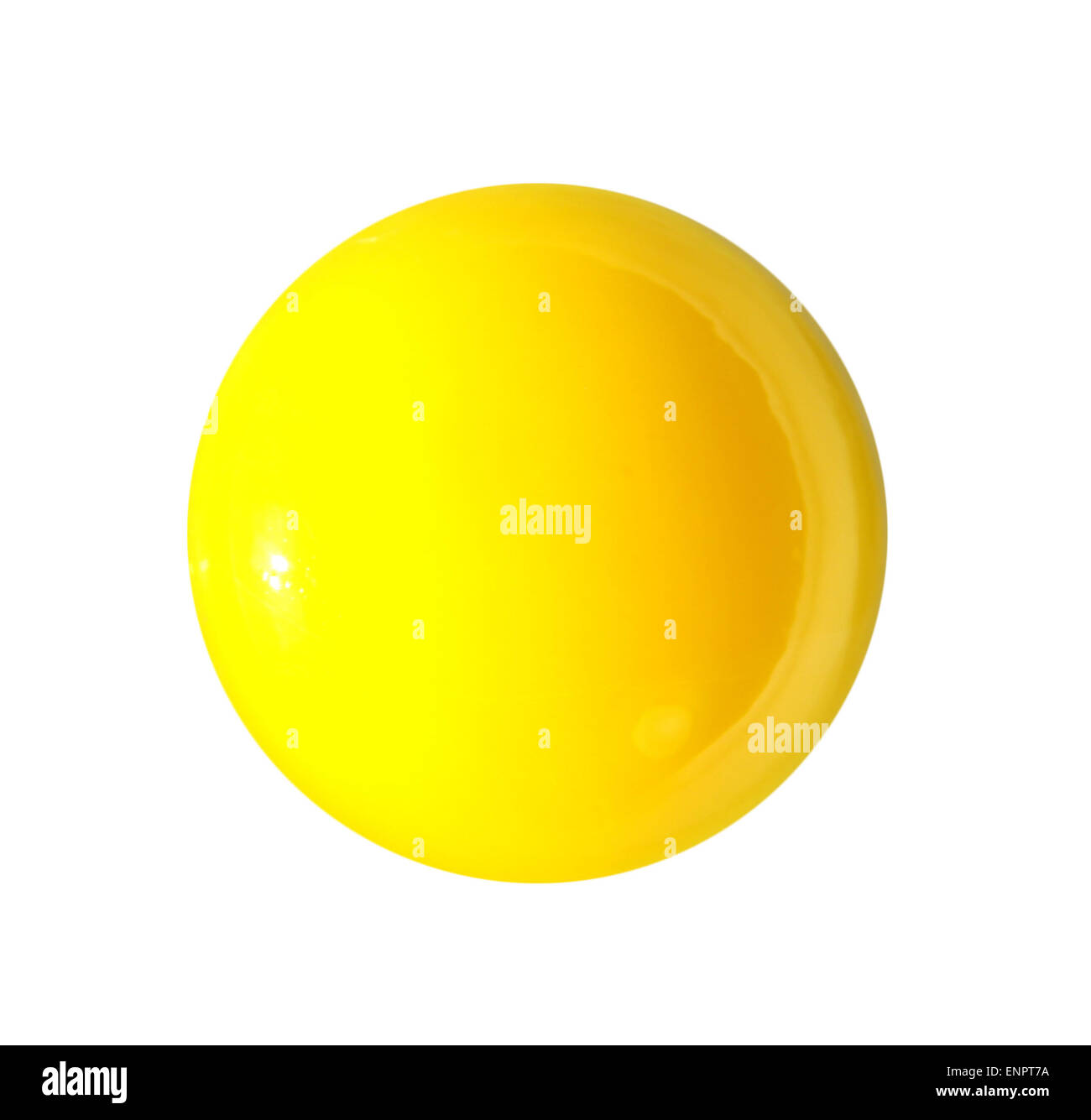 Materie giallo brillante tuorlo d'uovo isolato su sfondo bianco Foto Stock
