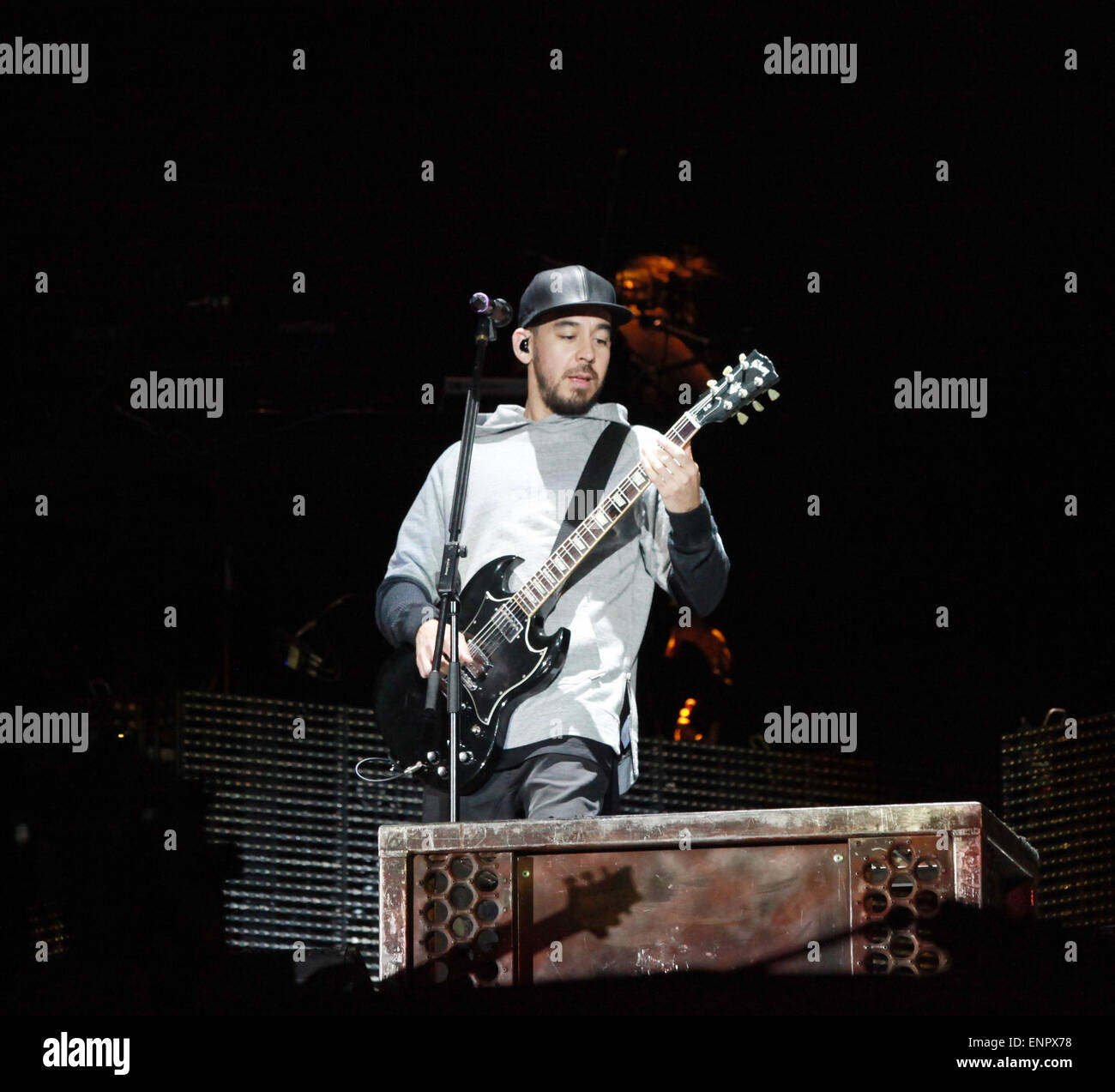 Las Vegas, Nevada, USA. Il 10 maggio, 2015. Linkin Park vocalist Mike Shinoda esegue sul palco principale del giorno 2 del Rock in Rio presso la città di roccia in Las Vegas, Nevada. Credito: Marcel Thomas/ZUMA filo/Alamy Live News Foto Stock