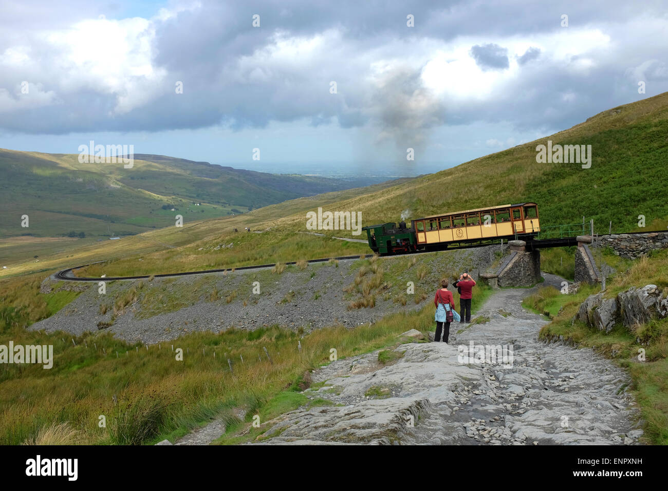 Vista dal percorso di Llanberis route fino Mount Snowdon mostrante la Snowdonia ferrovia di montagna e il paesaggio circostante Foto Stock